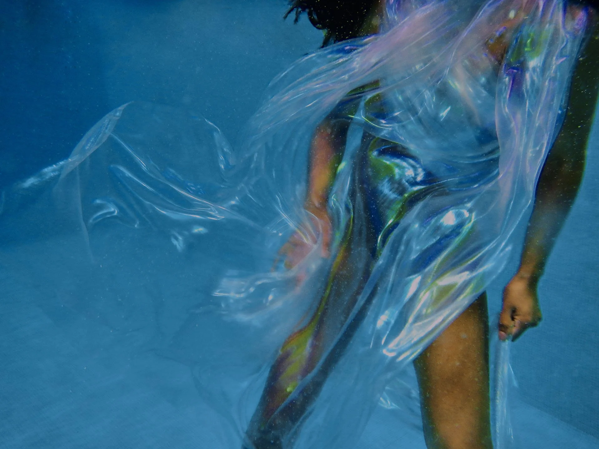 Underwater_HolographicFabric_Wendy_Woffington_ Gabriella_Spiegel6.jpg