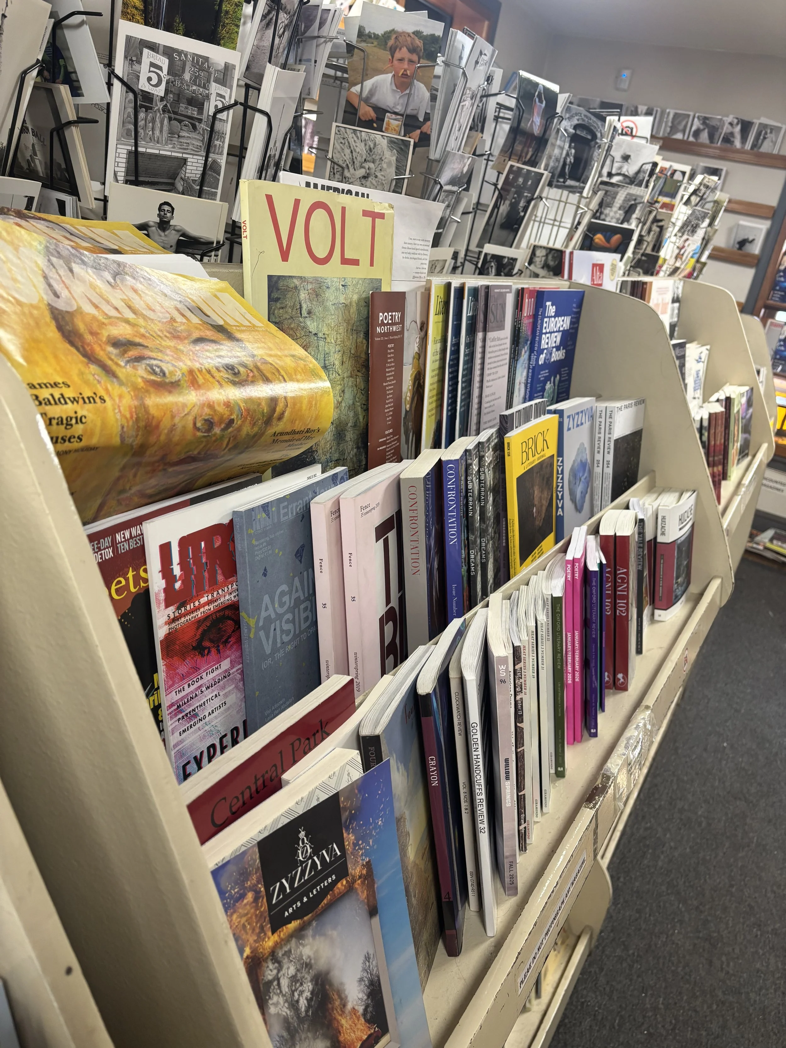 Avril 50 interior racks featuring books, magazines