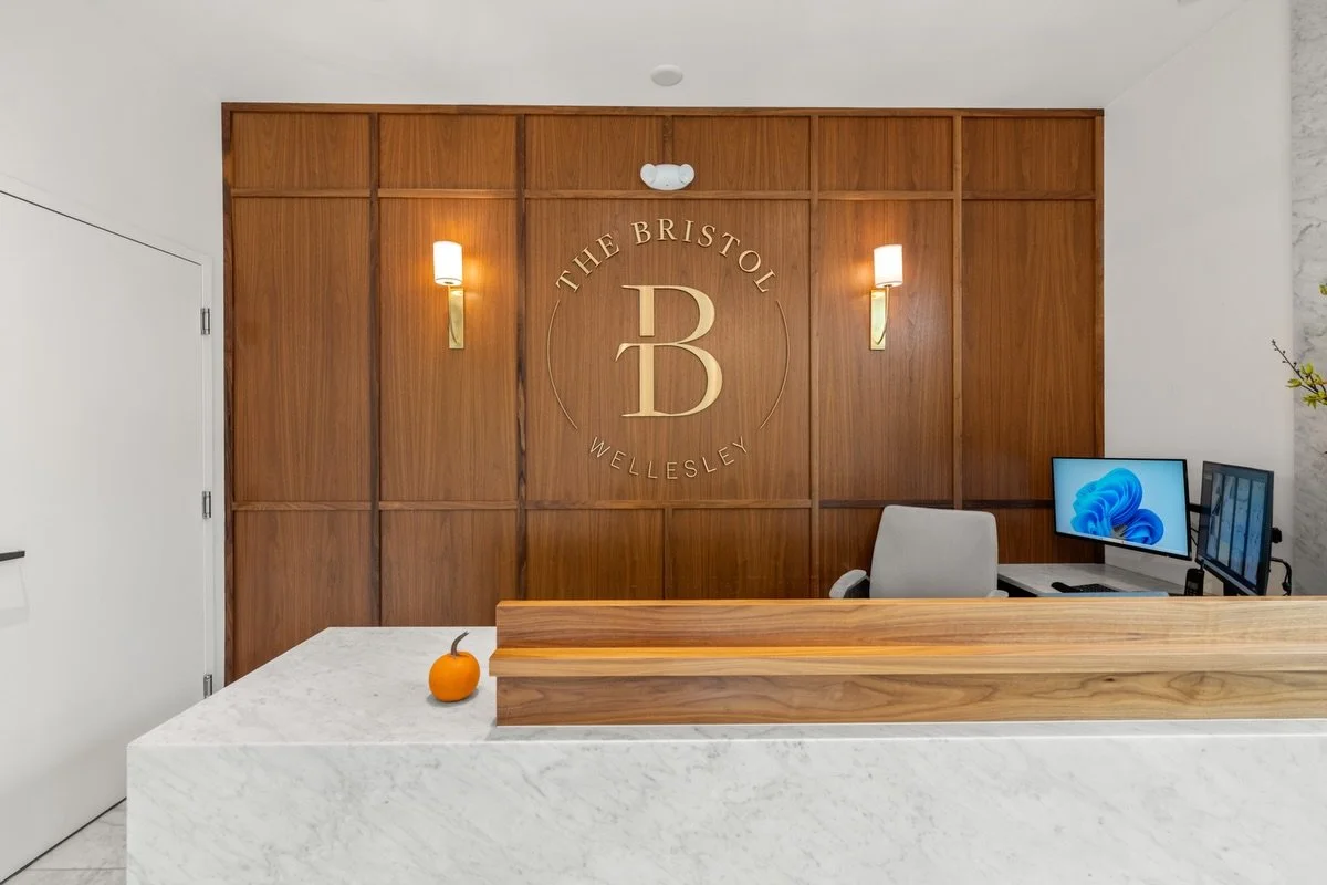 Welcome to @thebristolwellesley, a 22 unit luxury building in Wellesley, MA. Just three years young, owners enjoy...

🛎️ An on-site concierge

🏋️&zwj;♀️3 fitness rooms w/state-of-the-art equipment

☀️1,000 additional common indoor/outdoor space

🚙