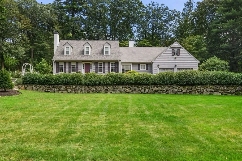 Spectacular 5 Raleigh Road. A+ curb appeal, this storybook 5 bedroom cape site just above the street in favorite DOVER neighborhood. 

📍Gorgeous screened in porch and massive outdoor kitchen with built-in fridge and grill is a BBQ master's dream set