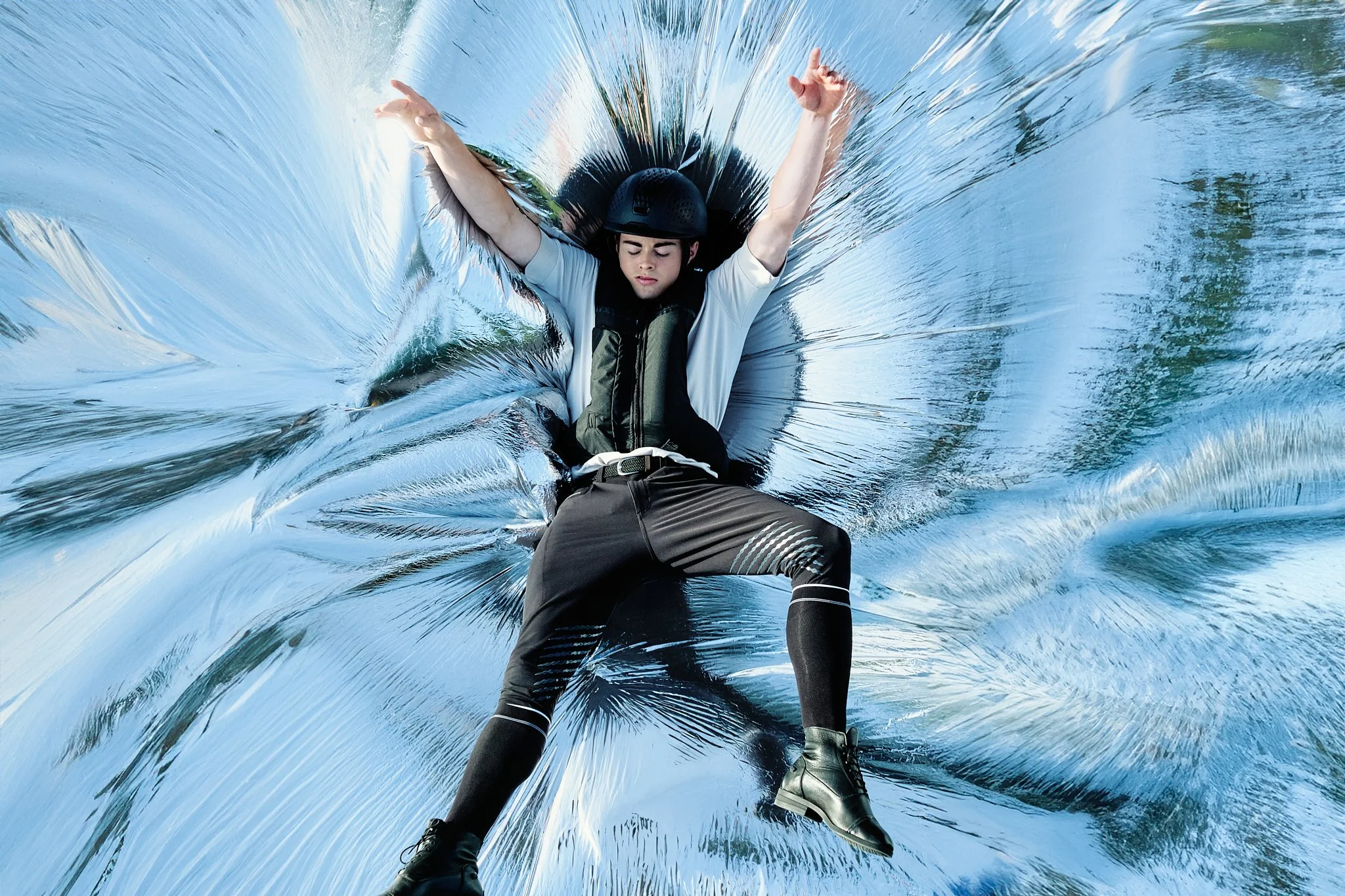 Une personne portant un casque de vélo tire dans un contexte de déformation numérique, créant un effet de vortex ou d'aspiration