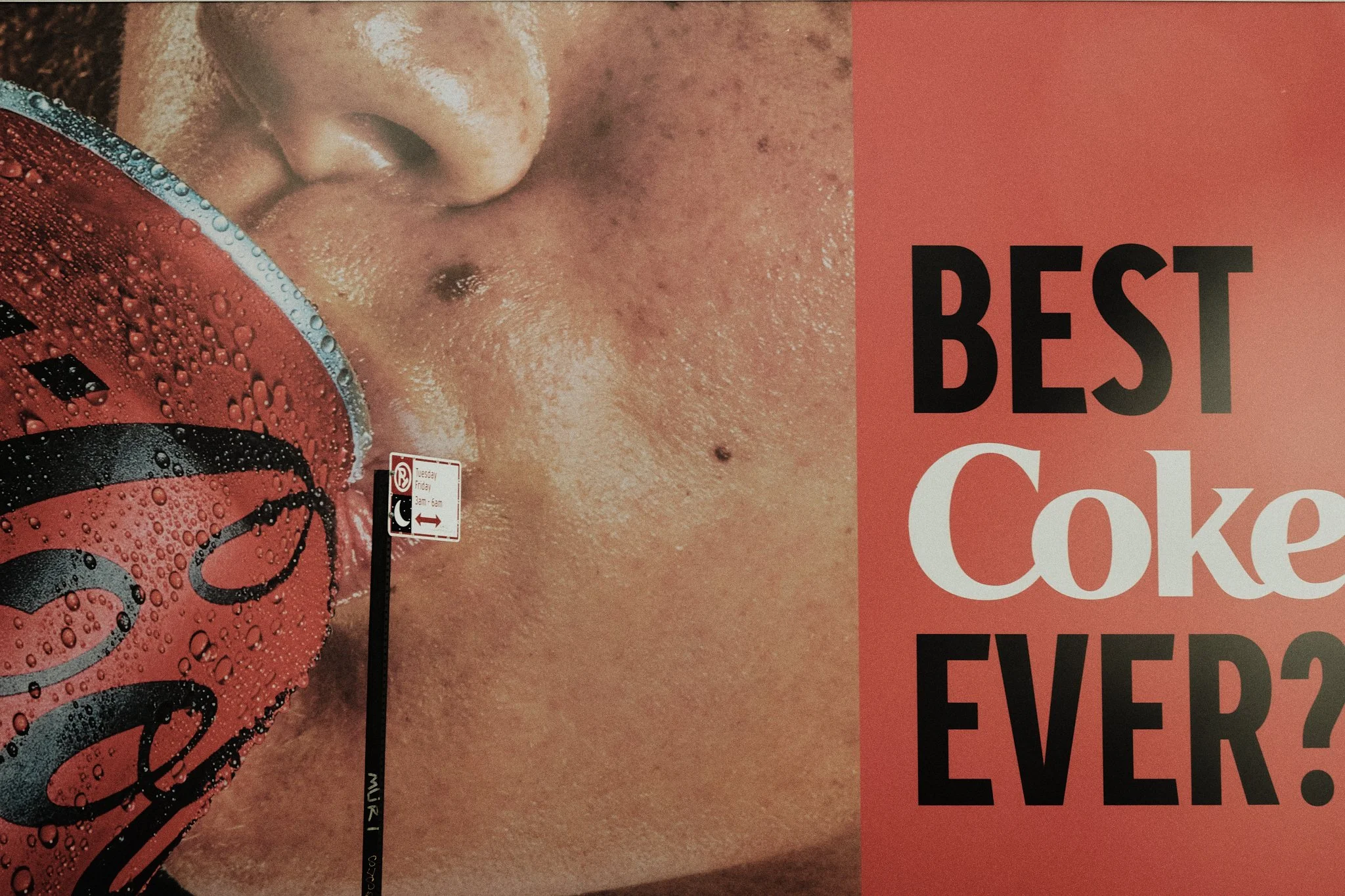 Publicité pour Coca-Cola avec une personne buvant une canette, grosses gouttelettes de condensation sur la canette et texte demandant si c'est la meilleure boisson.