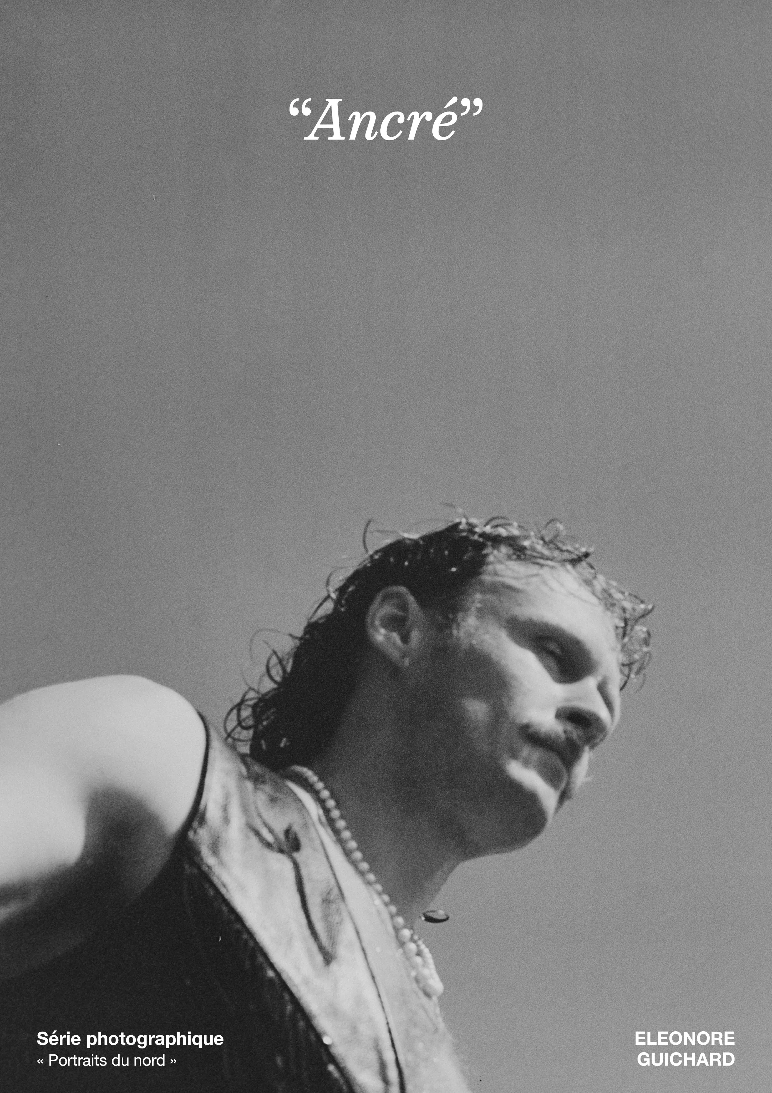 Photographie en noir et blanc d'une femme regardant vers la droite, portant un collier de perles et un vêtement sans manches, avec le texte 'Ancré' en haut et 'Éléonore Guichard' en bas à droite.