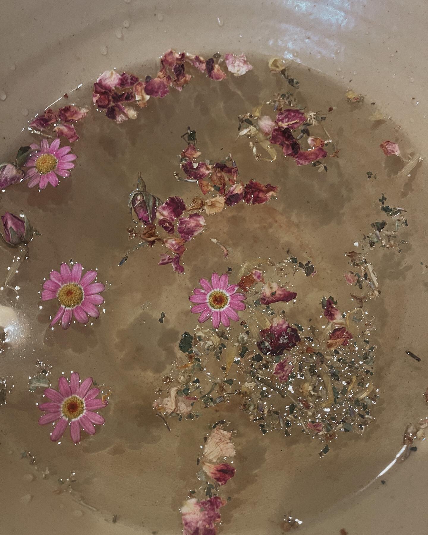 The Treatment
INDIRA&rsquo;s Goddess Awakening Crystal Ritual blends crystal healing and massage with oils of jasmine, lotions of rose &amp; Indian verbena. 

The treatment combines a floral foot spa with relaxing scalp, arm and foot massage. Massage