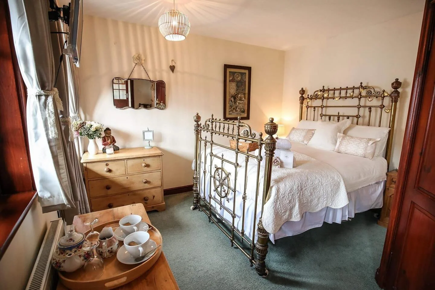 Last minute cancellation for this coming weekend 🕊️

Room 3 &pound;230 for Friday &amp; Saturday 24th &amp; 25th October. 

Room 3 is a balcony room, overlooking the garden with distinct nautical charm. It&rsquo;s gorgeous brass captain&rsquo;s bed 