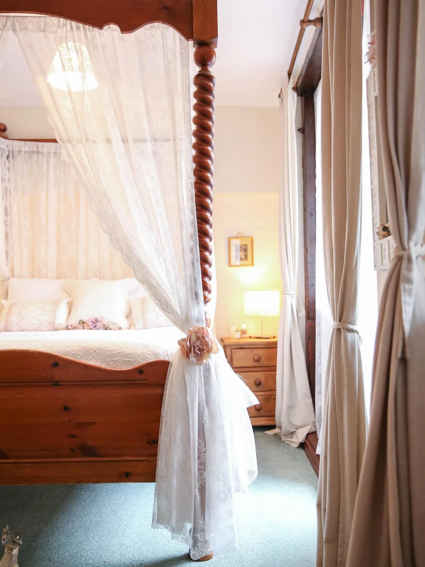 Room 5 is available this coming weekend, Friday 28th &amp; Saturday 29th of November 🌲 Save &pound;15 per night by booking directly via our website. 

Room 5&rsquo;s stained wood four posted bed is surrounded by fairytale lace drapes. A honeymooner&