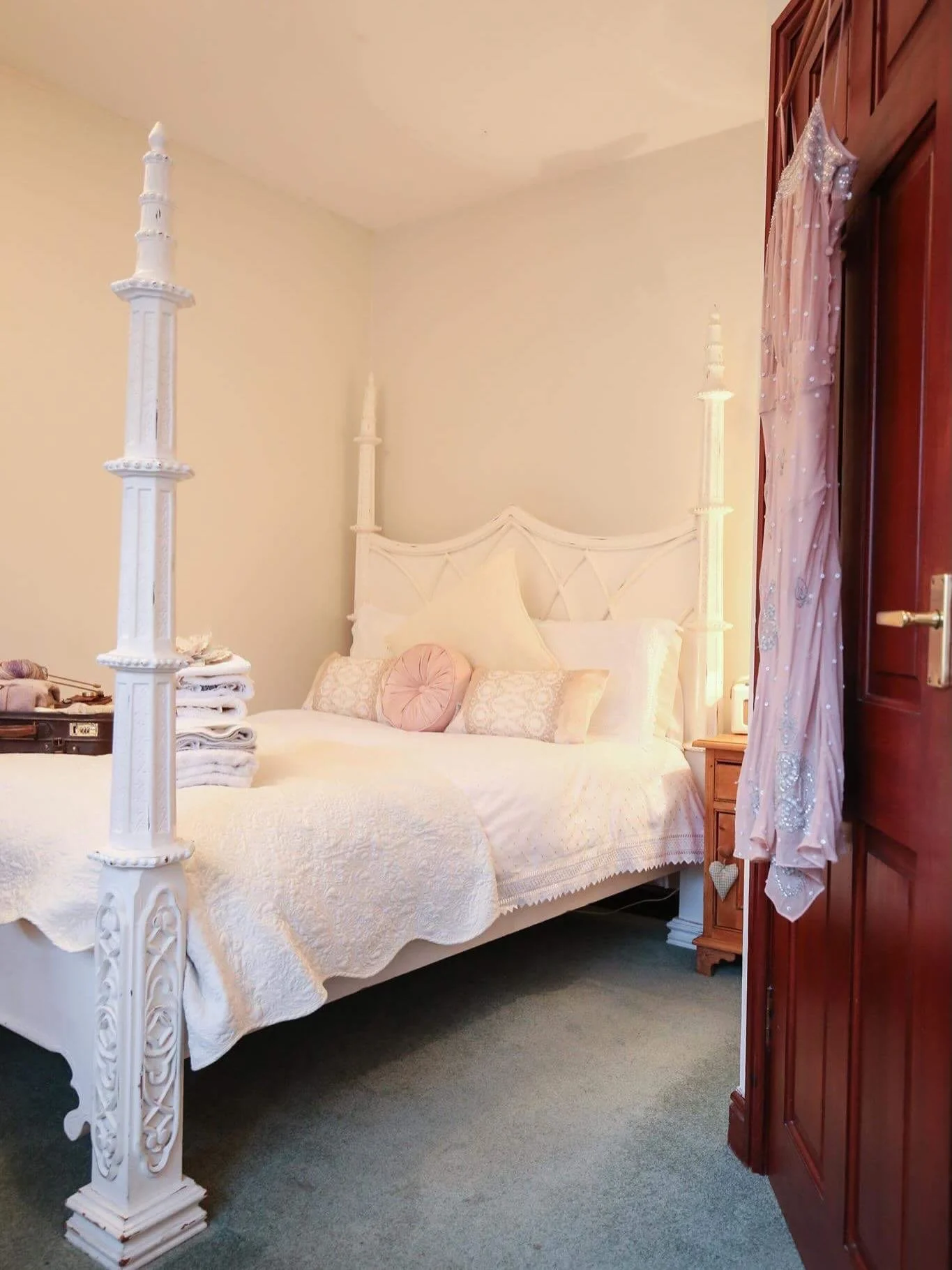 This weeks availability &hearts;️

The Dove Loft - Sunday/Monday/Tuesday 
Room 5 - Tuesday/Wednesday 
Room 3 - Sunday - Thursday
Room 2 - Sunday - Wednesday 
Room 1 - Monday/Tuesday 

All available for 1 night bookings via our website. 

&hearts;️&he