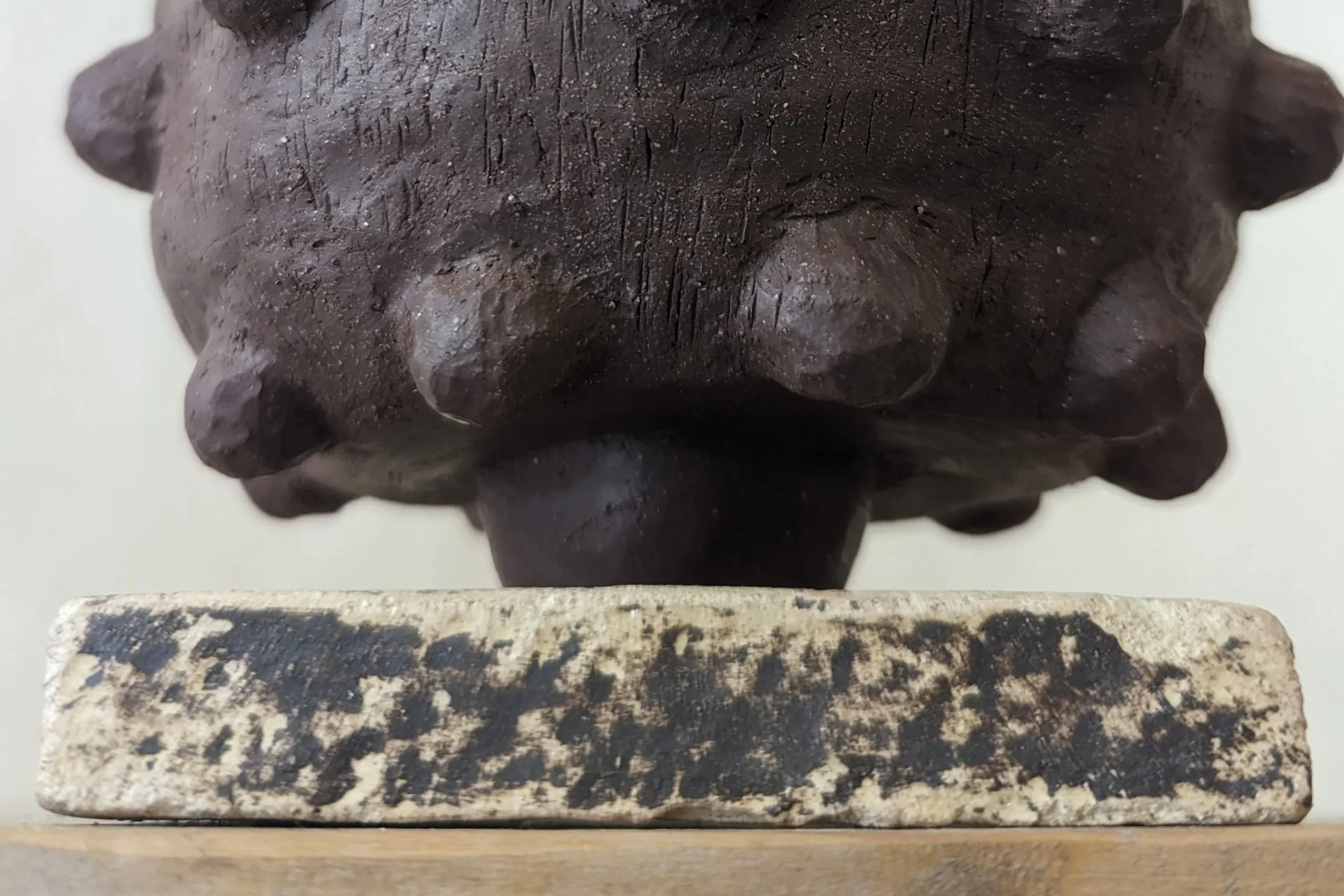 Bol modelé en grès roux