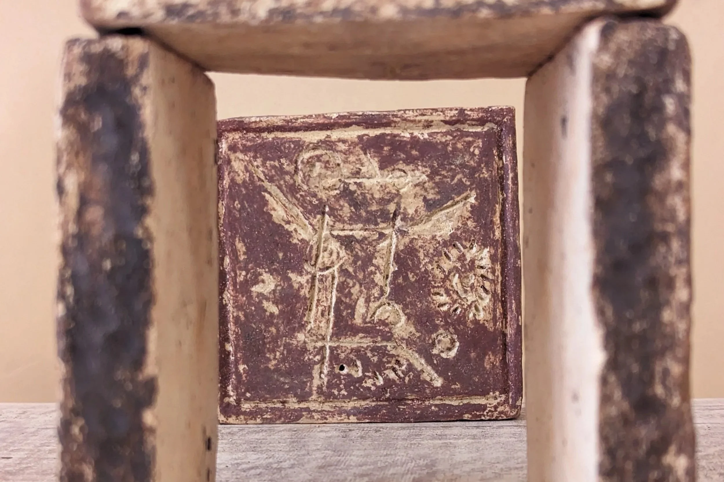 Grès roux enduit après cuisson. Dimensions 10x10cm