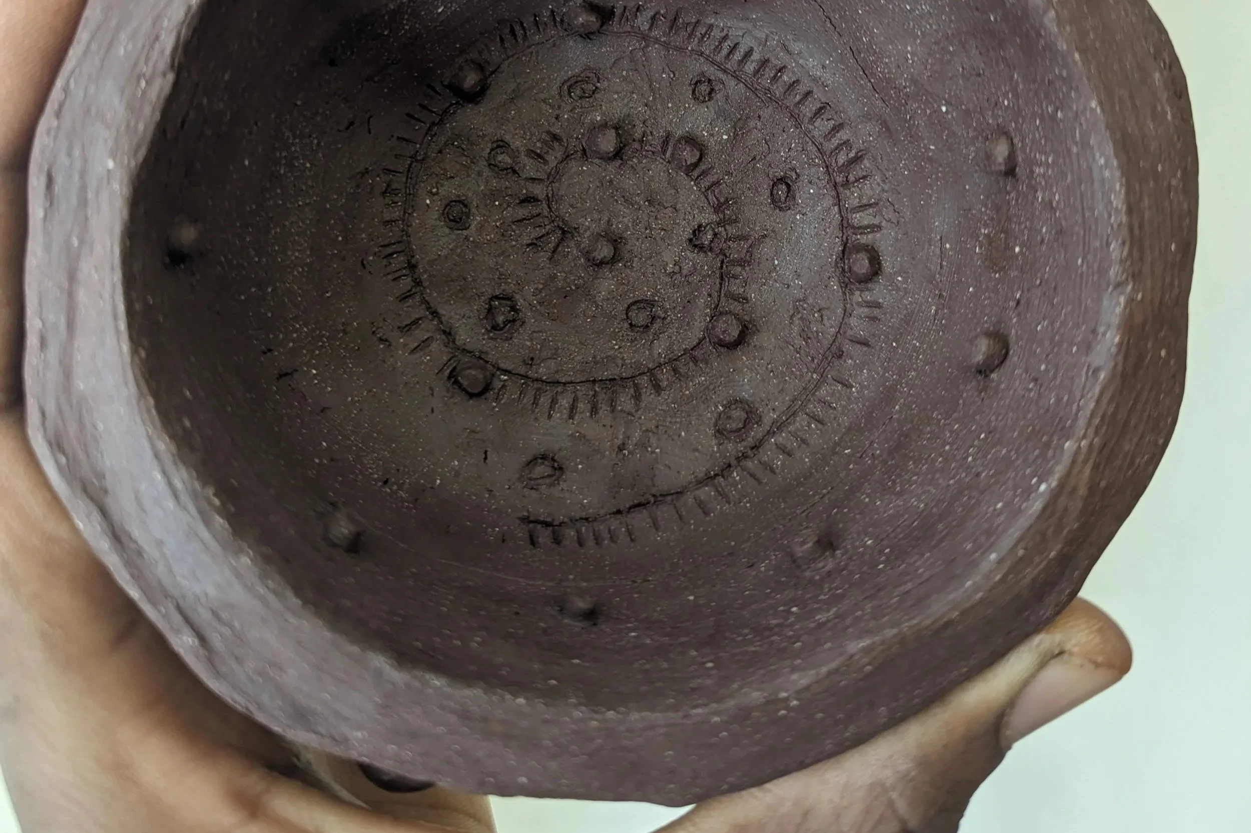 Bol modelé en grès roux avant cuisson