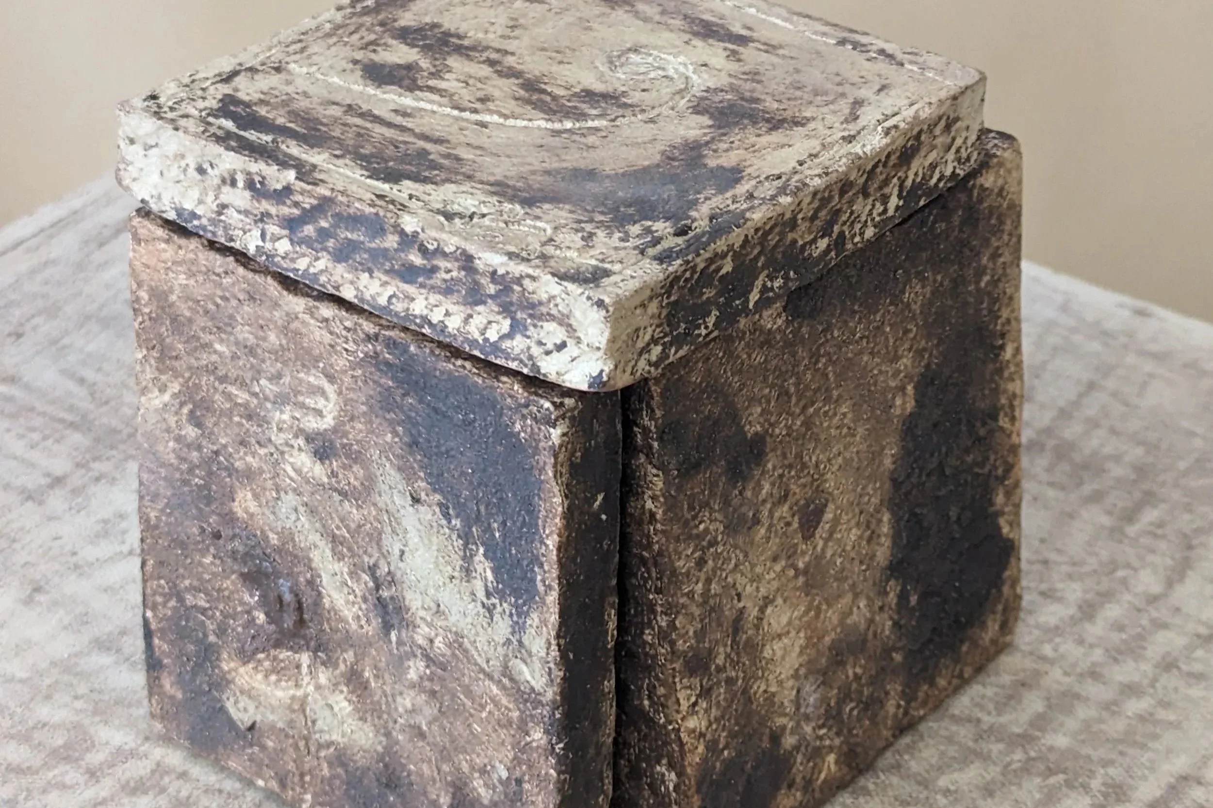 Carreaux de grès gravé et enduit après cuisson.