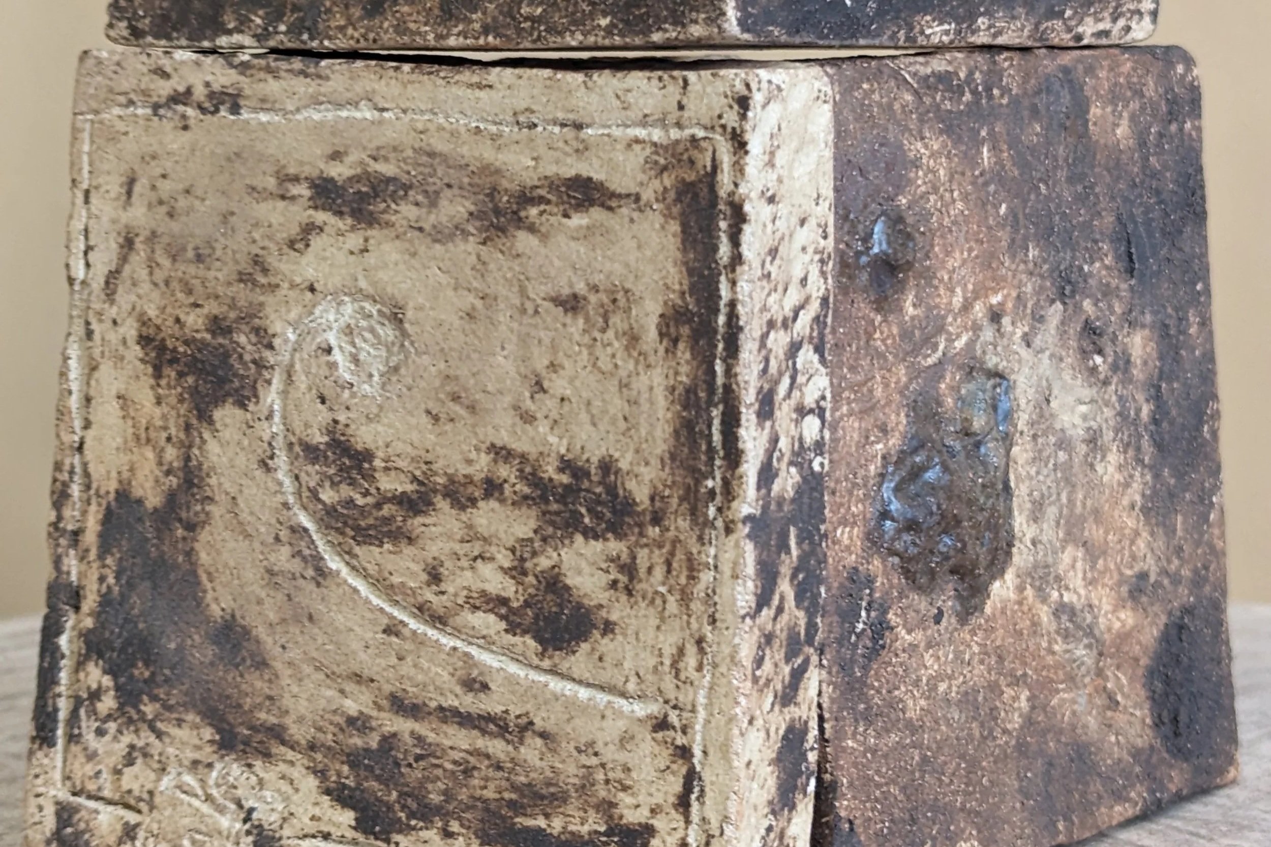 Carreaux de grès blanc gravés