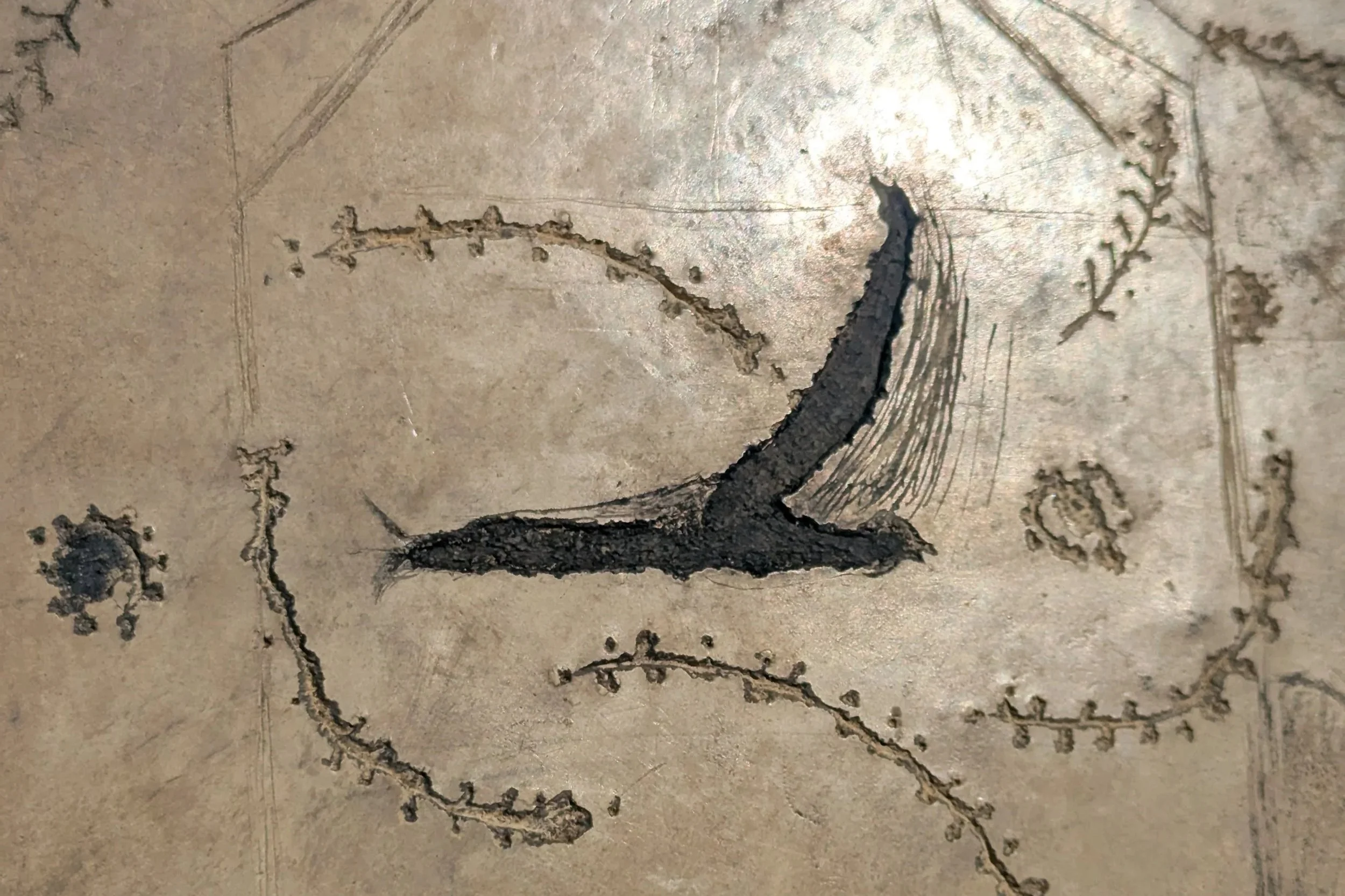 Grès roux gravé et enduit à la chaux de Marrakech.
