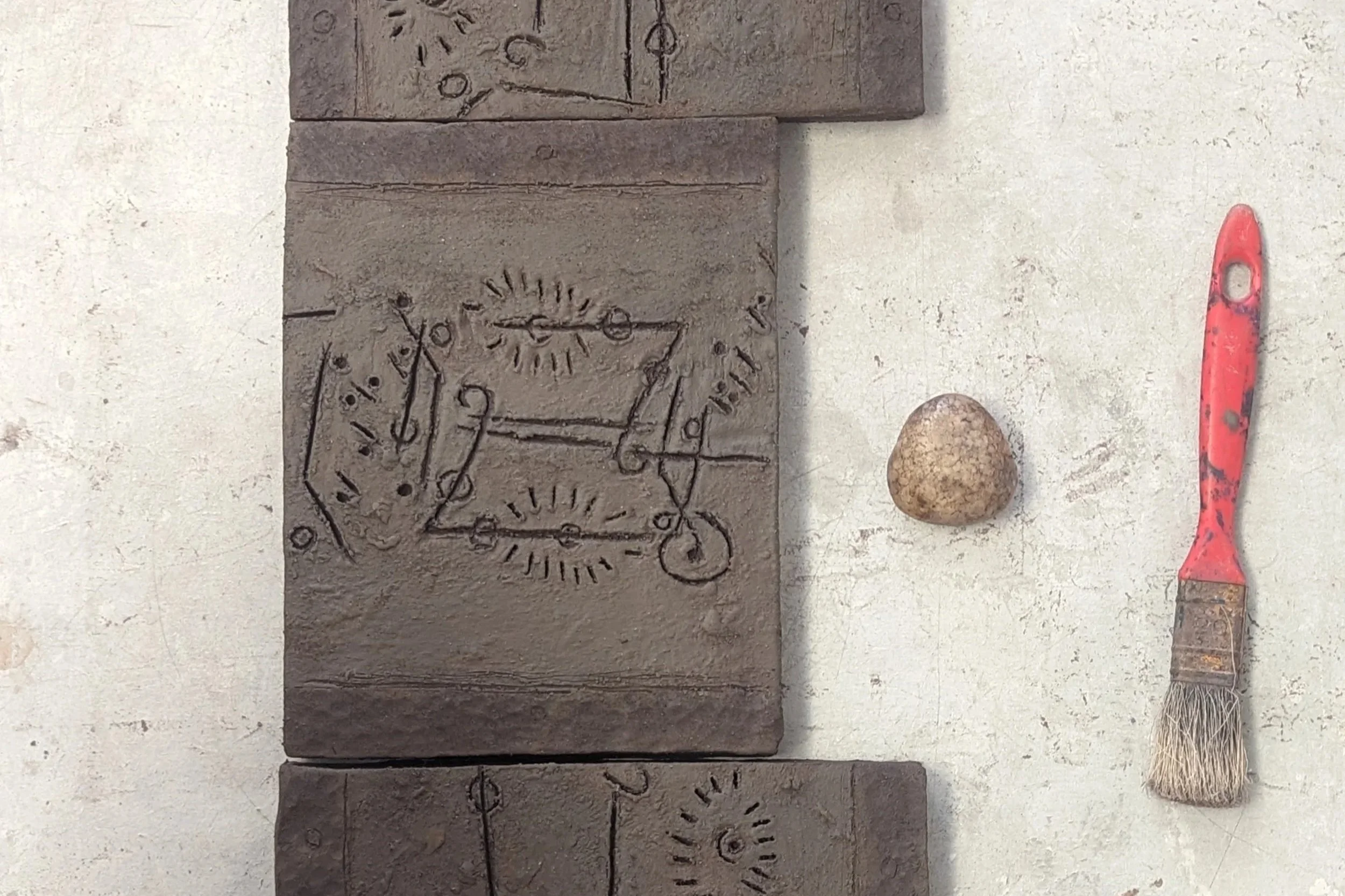 Carreaux de grès noirs gravés et enduis. Dimensions 15x20cm
