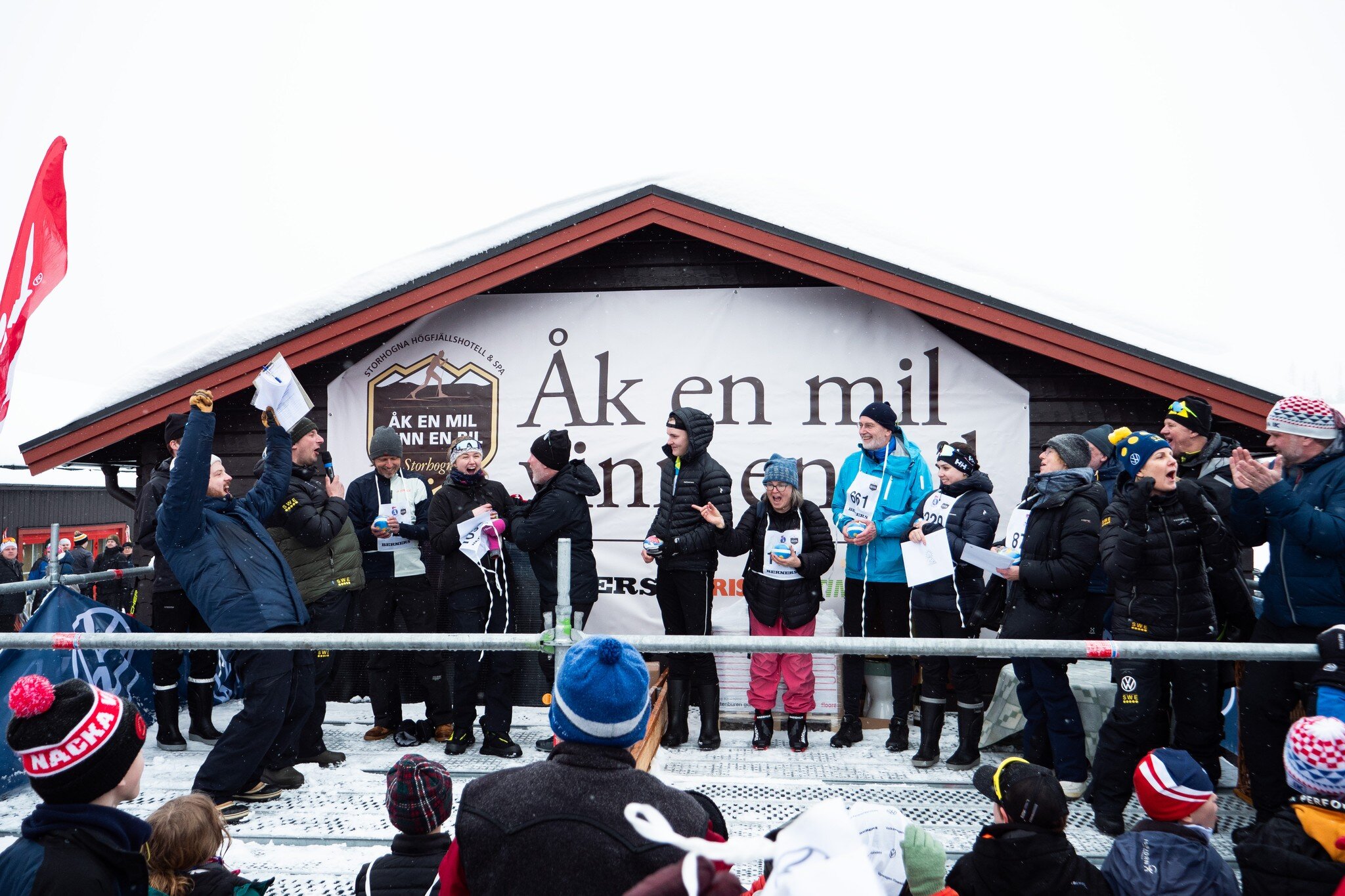 Grattis alla ni 10 finalister som kom upp p&aring; scenen och fick sista chansen att vinna bilen idag!

Alla ni 10 fick extra fina priser och den som dessutom valde p&aring;sk&auml;gget med r&auml;tt bilnyckel var Astrid Karlstedt, &Ouml;stersund &nd