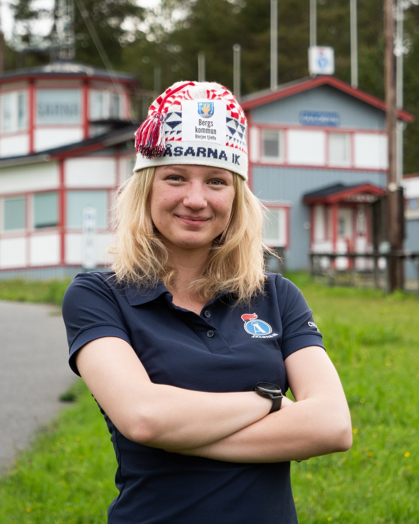 V&auml;lkommen till klubben- ELLEN BJ&Ouml;RKLUND! 💥

Ellen som &auml;ven hon t&auml;vlat tidigare f&ouml;r IFK Hedemora tar nu steget upp som andra&aring;rsjunior i D17-18 i &Aring;sarna IK:s f&auml;rger fram&ouml;ver! 💪 Ellen studerar och tr&auml