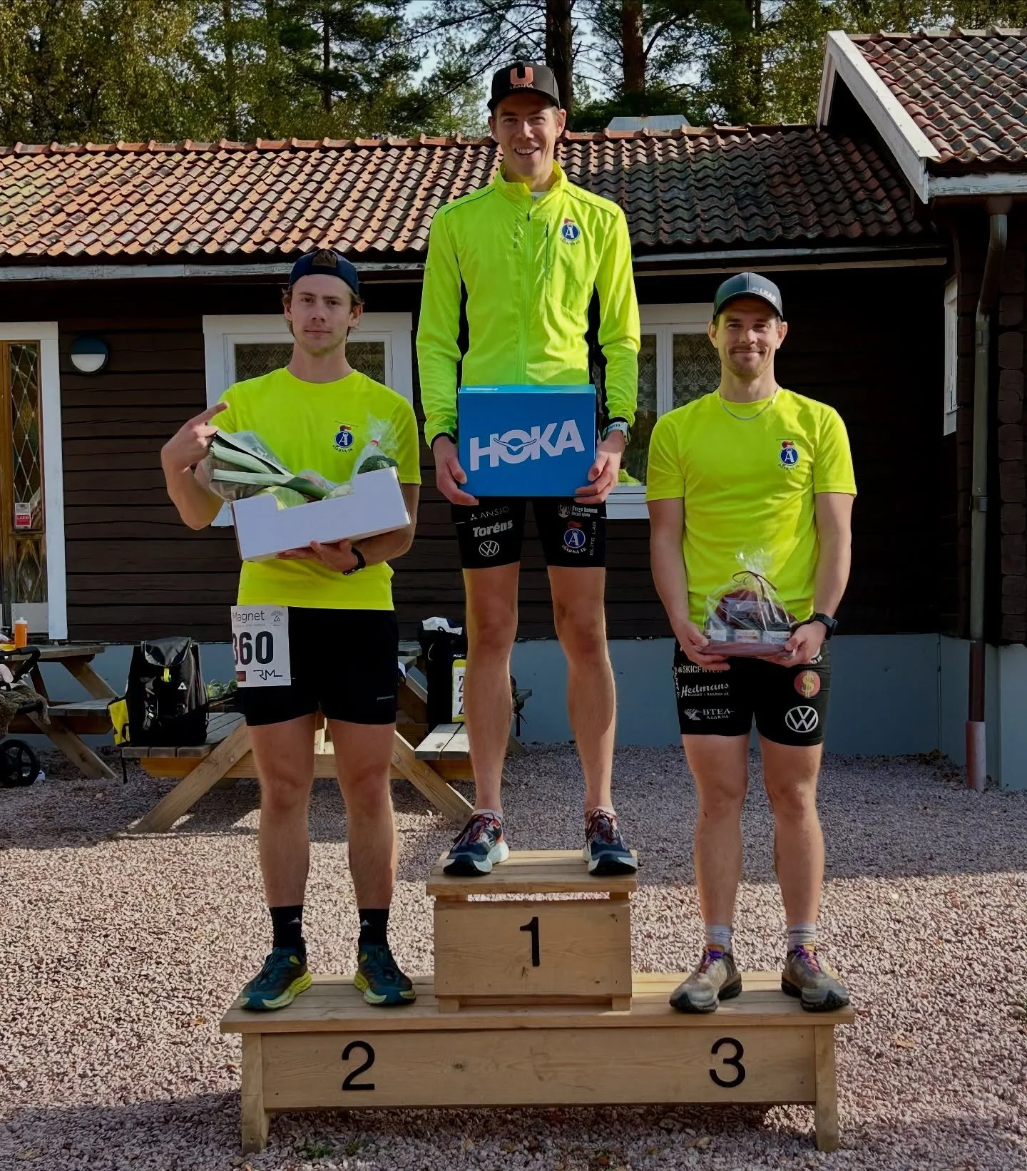 Trippel i 10km-klassen ⭐️⭐️⭐️

Fortsatt leverans av &aring;karna n&auml;r grabbarna fyller hela prispallen i 10km-klassen. Konrad tar segern, Oskar finfin 2:a och John kniper 3:e platsen 💪

Nu ser vi framemot ett g&auml;ng bra tr&auml;ningsdagar til