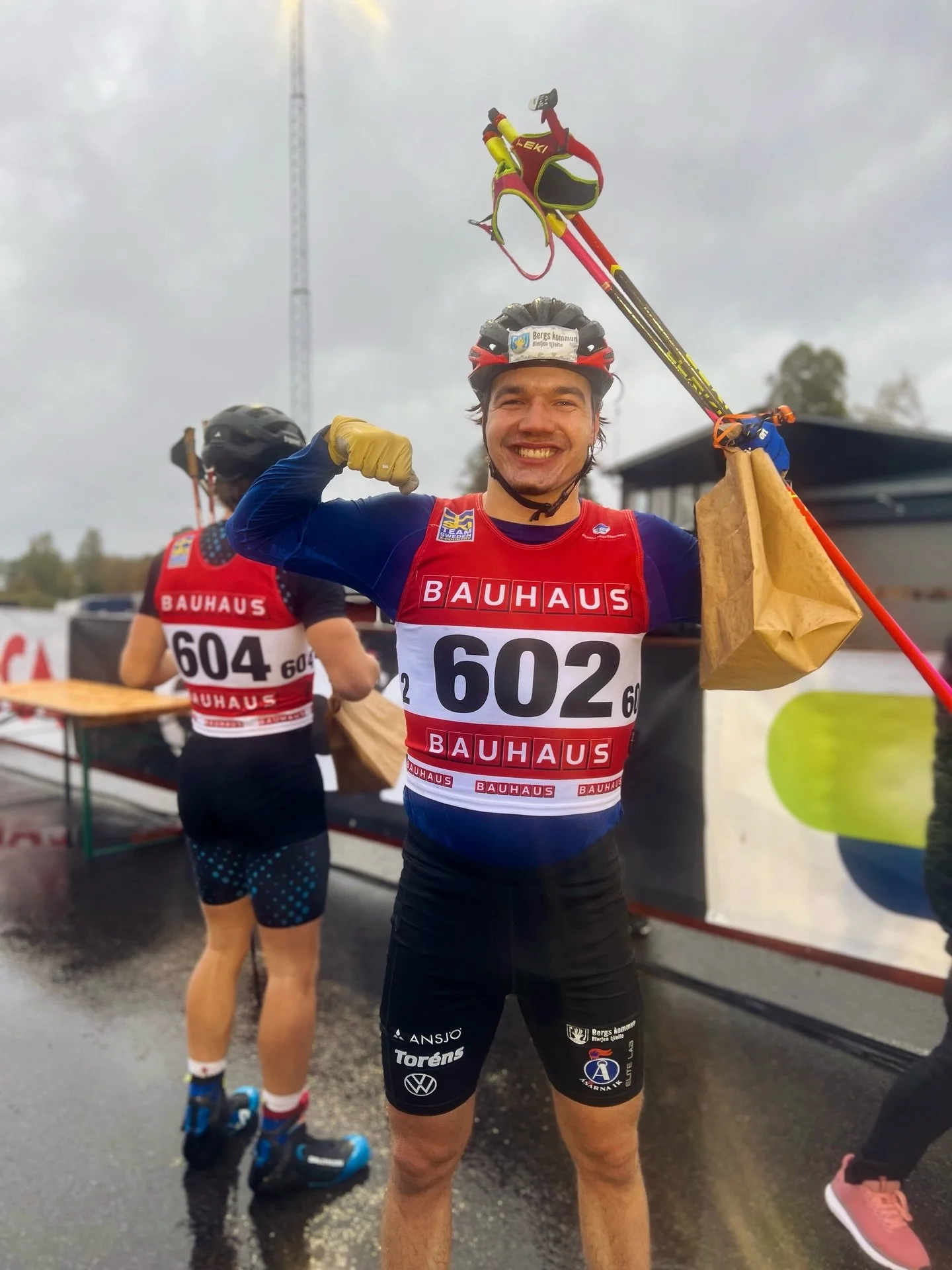 Seger till Eddie och tredjeplats till Malva!! 🥇🥉

En riktigt bra t&auml;vlingdag f&ouml;r &Aring;sarna p&aring; ett regnigt Lugnet i Falun!

Eddie visar sina starka spurtegenskaper n&auml;r han tar hem segern i H19-20. Pelle s&aring;g stark ut hela