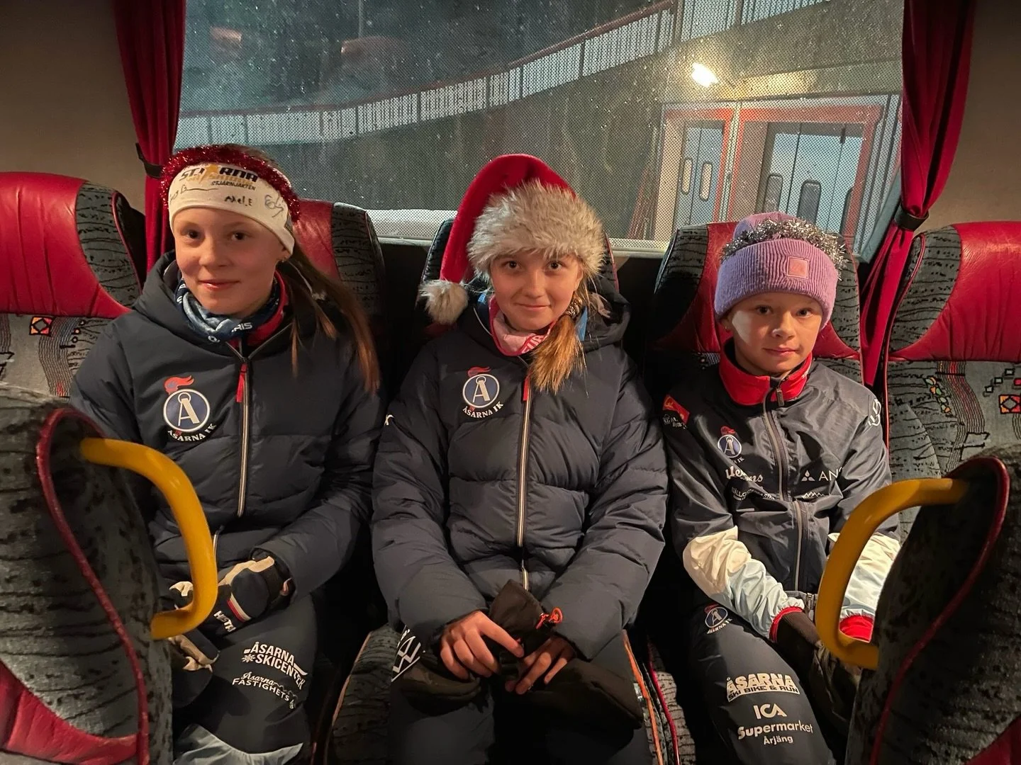 Ig&aring;r vankades det tomtelopp p&aring; ungdomstr&auml;ningen 🎅 vi hade massor av tomtenissar som var ute och spred julst&auml;mning i skidsp&aring;ren ⛷️🎄❤️ Efter&aring;t fick de &auml;ven g&ouml;ra bes&ouml;k i storbussen som elitgruppen &arin