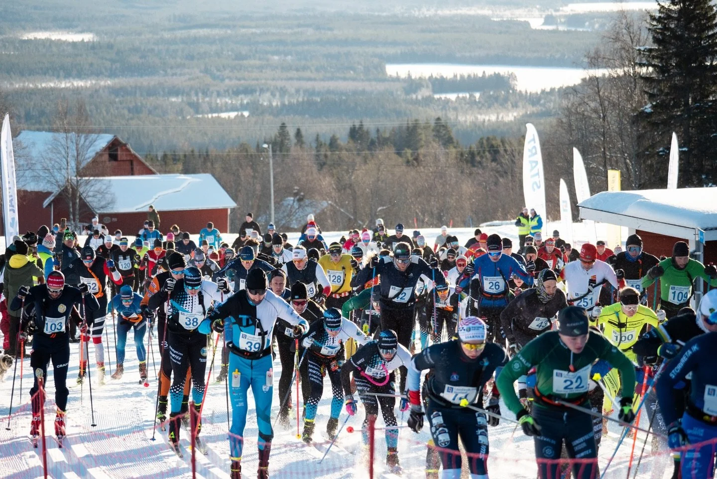 Inte l&ouml;st alla julklappar &auml;n? 🎁 Tips p&aring; sista-minuten-julklapp &auml;r att ge bort en anm&auml;lan till v&aring;r egna t&auml;vling &Aring;sarna Ski Marathon som g&aring;r av stapeln den 31:a januari 2026 med start uppe vid gamla kyr