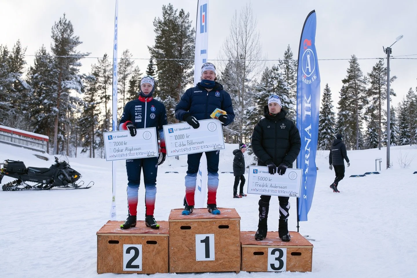 SKIDFEST I &Aring;SARNA 🏁❄️🤩

&Aring;sarna Ski Marathon 2026 &auml;r genomf&ouml;rd med dunder och brak och tighta spurtdueller 💥

Bland annat dubbelseger till klubben d&auml;r Eddie och Oskar fightades om segern in p&aring; m&aring;llinjen tillsa
