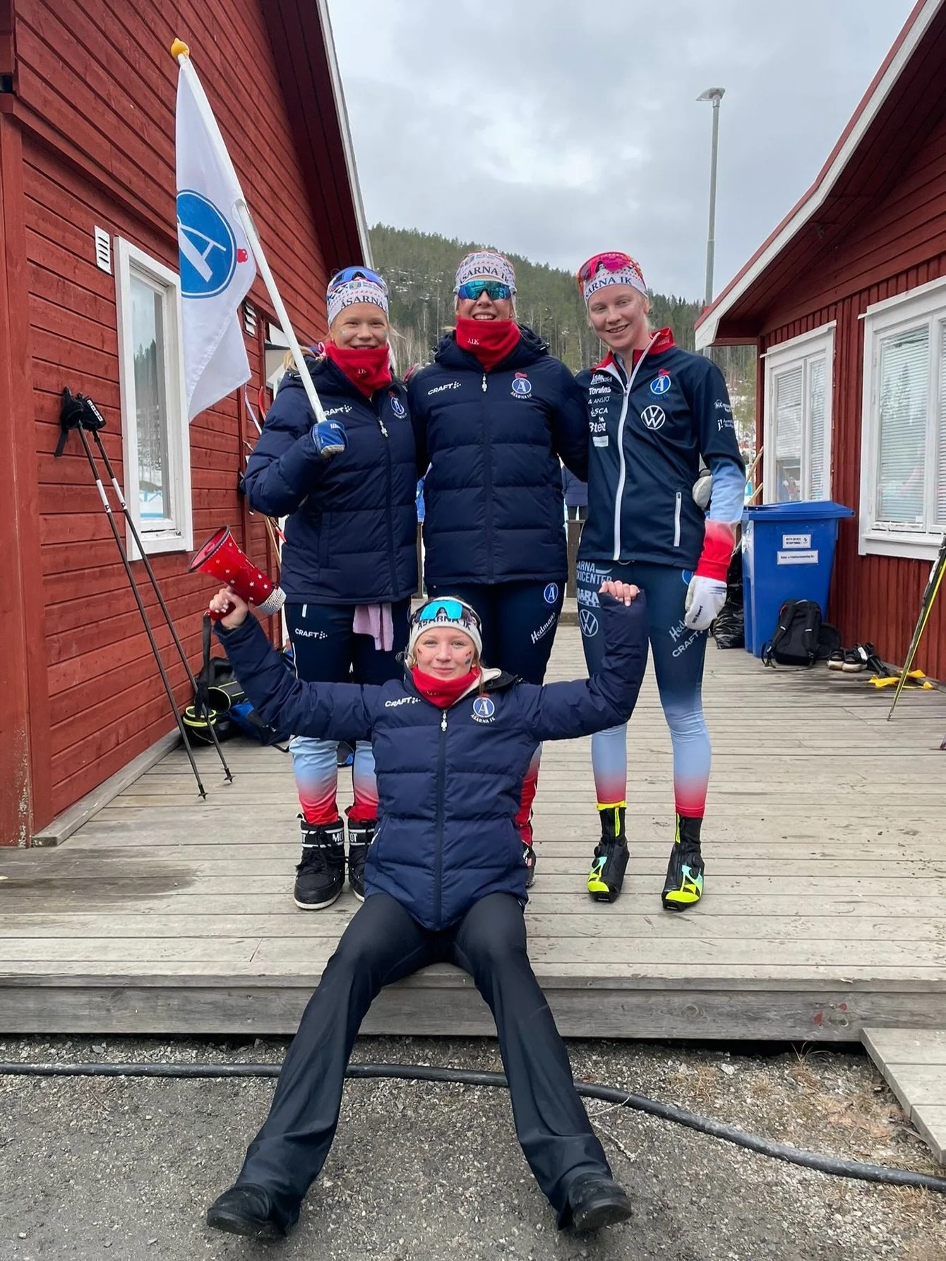 MEDALJREGN UNDER JSM I BOLLN&Auml;S 🥇🥇🥇🥇🥈🥈

Oj vilken avslutning vi fick p&aring; en grym JSM-vecka i Bolln&auml;s 🙏🏼 Under g&aring;rdagens 10km K tog b&aring;de M&aring;ns och Malva guld 🥇🥇🥳 I dagens stafetter tog tjejerna guld och grabba
