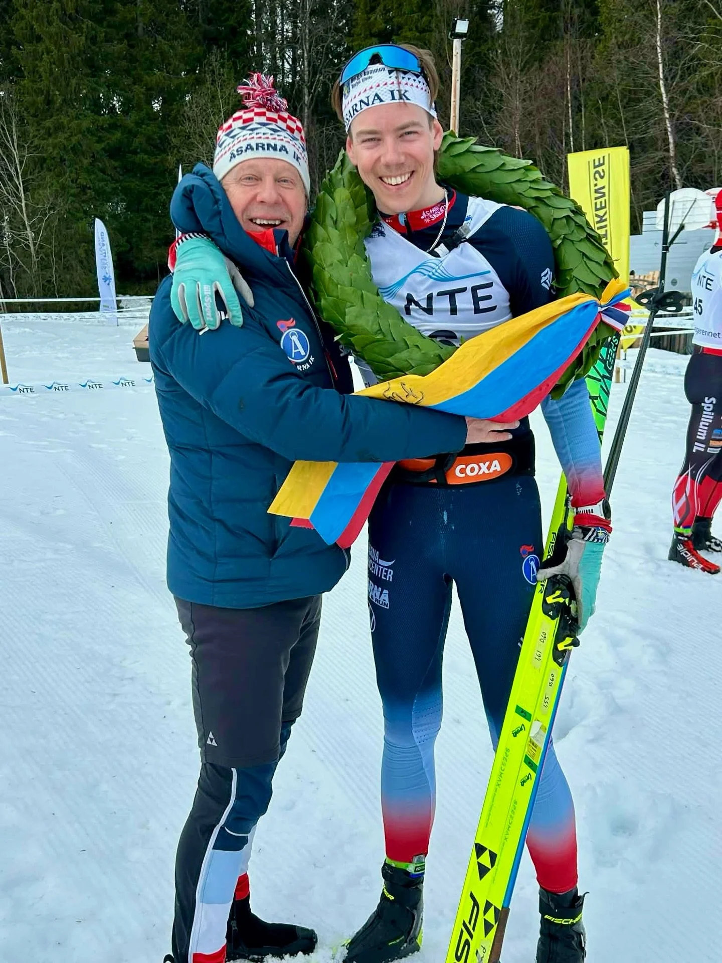 KONRAD VINNER FLYKTINGLOPPET 🥇💐🎊

I &ouml;verl&auml;gsen stil seglar Konrad in som segrare i Flyktingloppet &ouml;ver 44 med &ouml;ver tv&aring; och en halv minut framf&ouml;r 2:a placerade 🤩💪👏🏼 Pappa Patrik tog emot Konrad med en segerkram i 