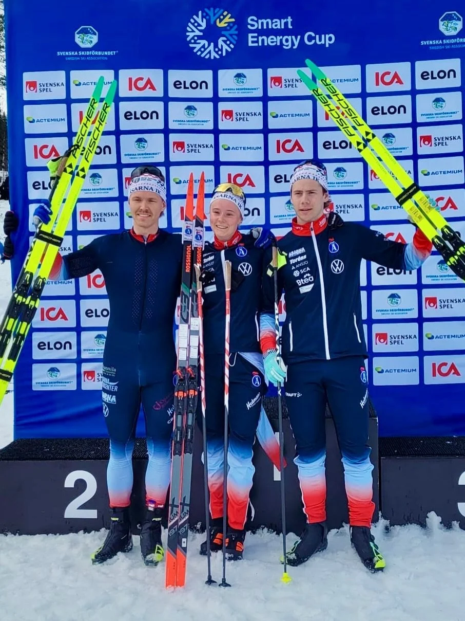 Lite bilder och filmer fr&aring;n g&aring;rdagens stafetter d&auml;r vi hade m&aring;nga &Aring;IK-are i stafettlagen. I mixstafetten i seniorklassen fixade Jesper, Alicia och Oskar en fin 3:e plats 🥉💪 I distriktsstafetten f&ouml;r juniorerna segra