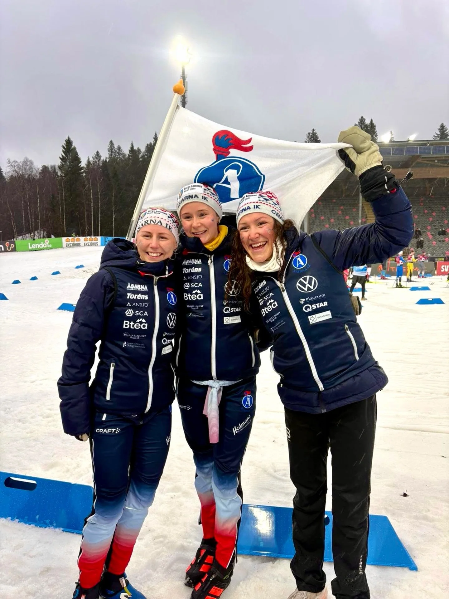 DUBBLA STAFETT-BRONS P&Aring; SM 🥉🥉

I tuffast t&auml;nkbara motst&aring;nd g&ouml;r brudarna en bragdartad stafett! 🤩 Moa vinner f&ouml;rstastr&auml;ckan och Alicia h&aring;ller undan f&ouml;r Pite&aring; Elit p&aring; andrastr&auml;ckan. Wilma g