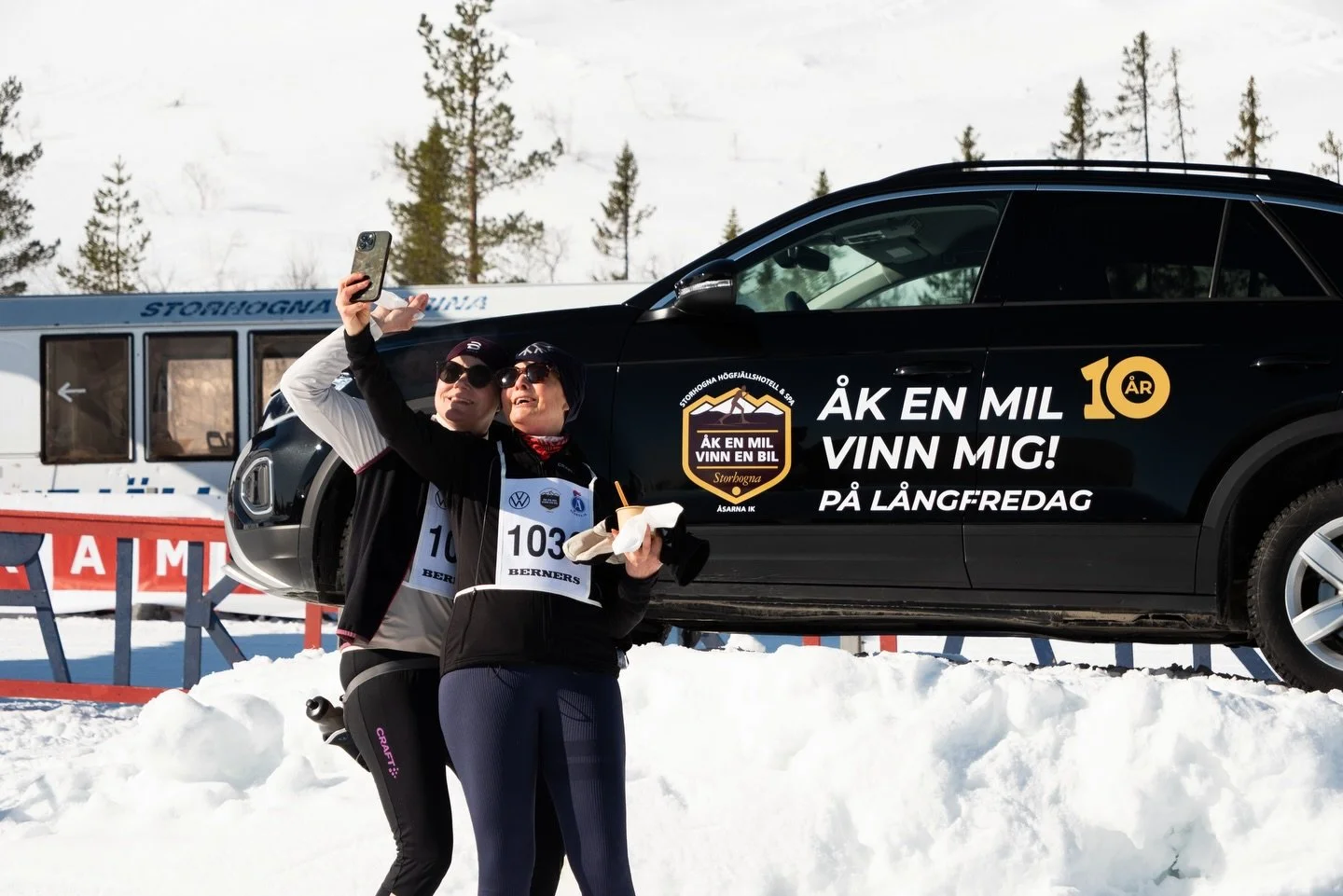 SOLFEST OCH SKIDPROPAGANDA P&Aring; &Aring;K EN MIL - VINN EN BIL 2026 ☀️🎉😍

Oj vilken skidfest det blev p&aring; Storhogna i fredags! Sol fr&aring;n klarbl&aring; himmel, h&auml;rlig st&auml;mning och n&auml;rmare 1800 deltagare som t&auml;vlade o
