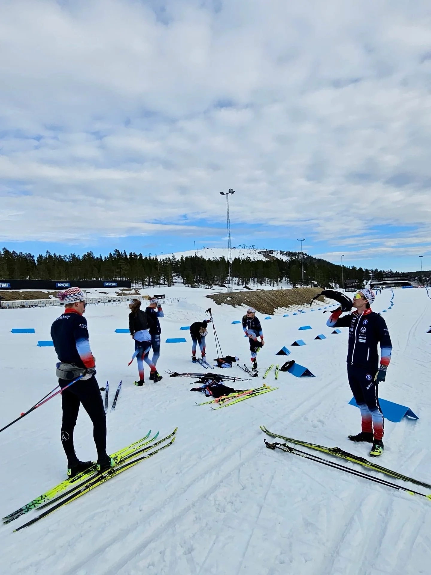 Uppladdning f&ouml;r SM-avslutning 🥳🏁

Vi &auml;r p&aring; plats i Idre f&ouml;r de sista tv&aring; delt&auml;vlingarna av SM ⭐️ Lite skidtester och pre-pass och vi &auml;r redo f&ouml;r helgen 🤘

⚡️ Fredag 10:e april - Sprintstafett klassisk stil