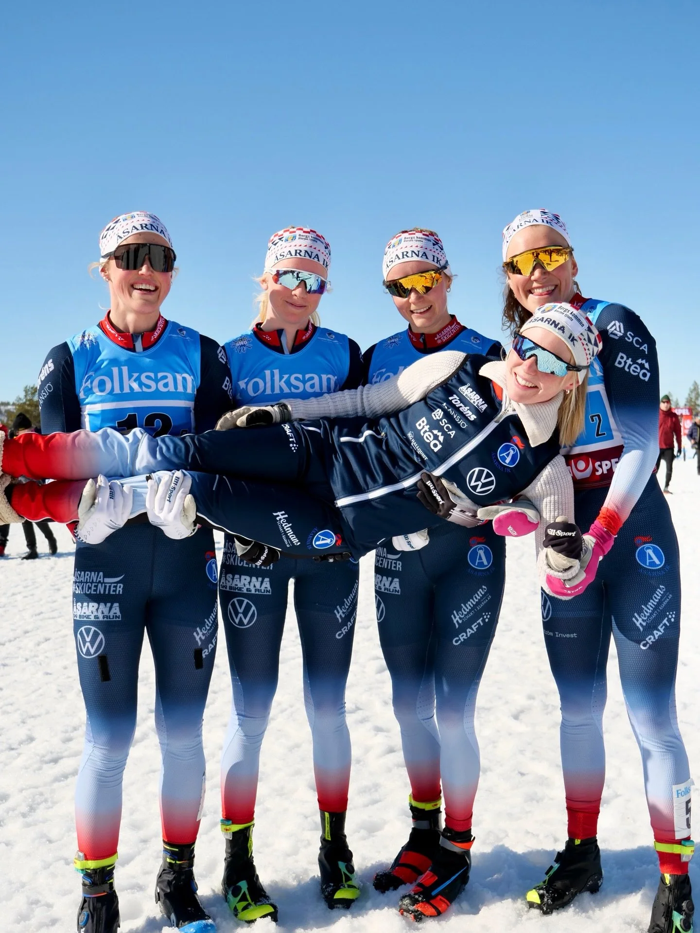 Solen kikade fram lagom till t&auml;vlingarna skulle dra ig&aring;ng och tjejerna har precis g&aring;tt i m&aring;l p&aring; SM-sprintstafetten 🏁🌟

💥 Lag 1 med Alicia Persson och Moa Lundgren slutar p&aring; en stark 4:e plats!
💥 Lag 2 med Malva 