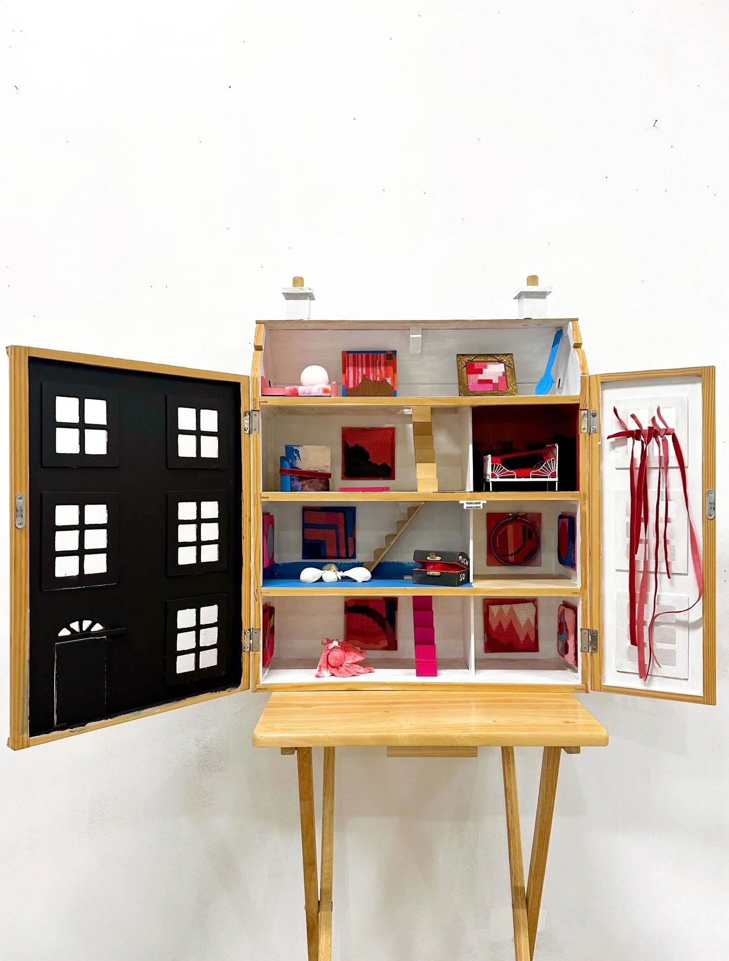 Head to @bobcatgallery between now and 21 February to see my newly rehung dollhouse gallery, alongside lots of my other pieces on the wall and in the browsers!
.
.
.
.
.
.
#conceptart #sculpture #alternativeprocess #femaleartist #womenartists