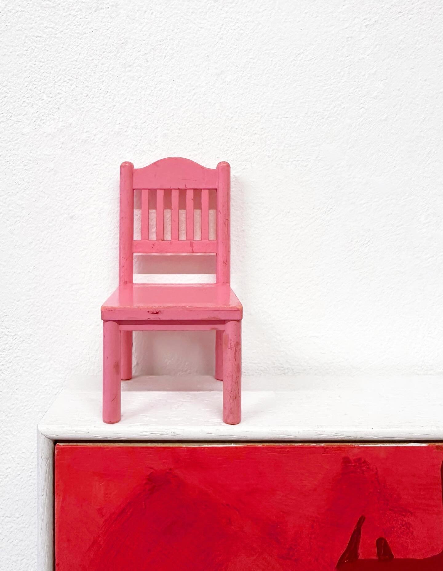 The pink chair I found in Margate made it to the studio! 
.
.
.
.
.
.
.
#artiststudio #artstudio #contemporaryart #artistlife #womenartists