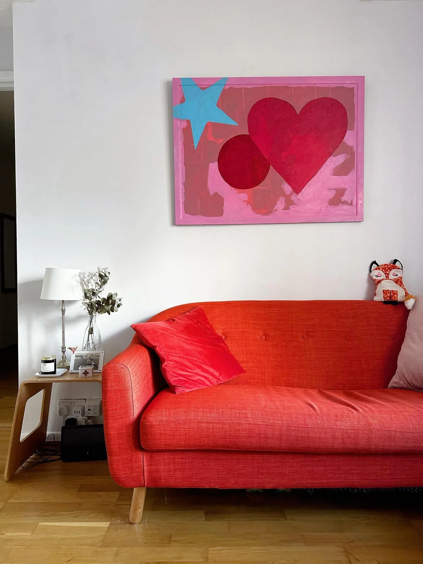 My mixed media painting &ldquo;Torn&rdquo; sitting pretty in its new home 😍
.
.
.
.
.
#modernhome #interiorinspo #homedecorideas #colourfulhome #interiorstyling