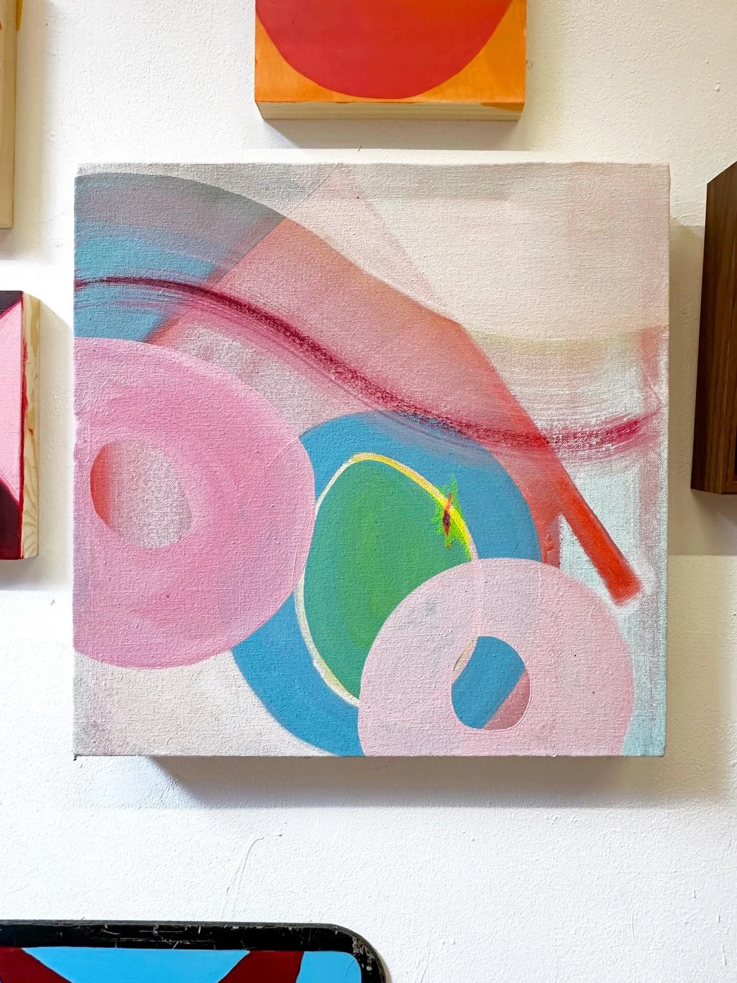 Varnishing oil paintings today&hellip; 
.
.
.
.
.
.
#MixedMediaArtist
#ContemporaryArtDaily
#ArtForSaleOnline
#BuyOriginalArt
#AbstractMixedMedia