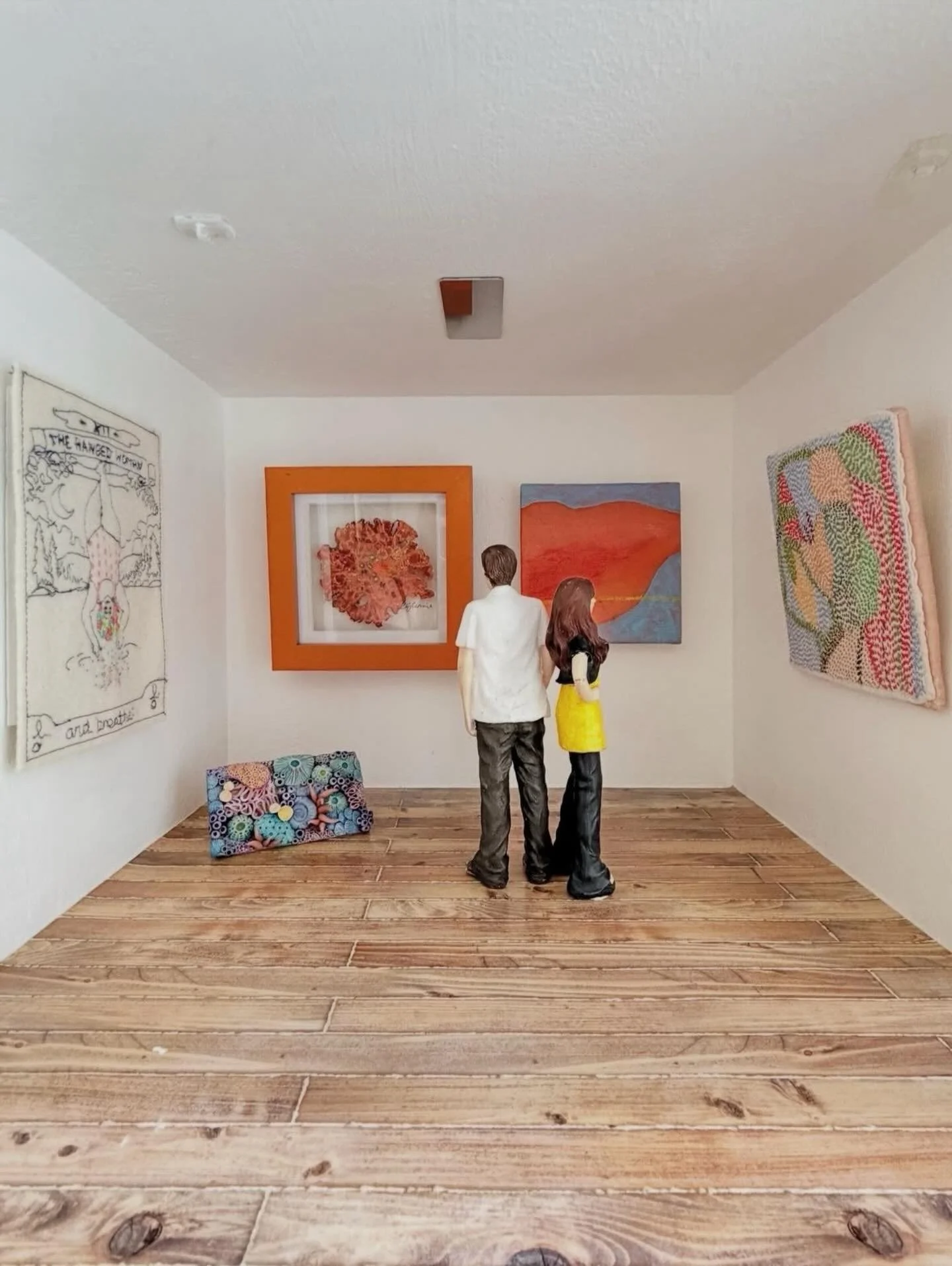 A first look at my painting &ldquo;Meditation&rdquo; in the dollhouse @thehouseofsmalls 
.
.
.
.
.
.
.
.
.
#MixedMediaArtist
#ContemporaryArtDaily
#ArtForSaleOnline
#BuyOriginalArt
#AbstractMixedMedia