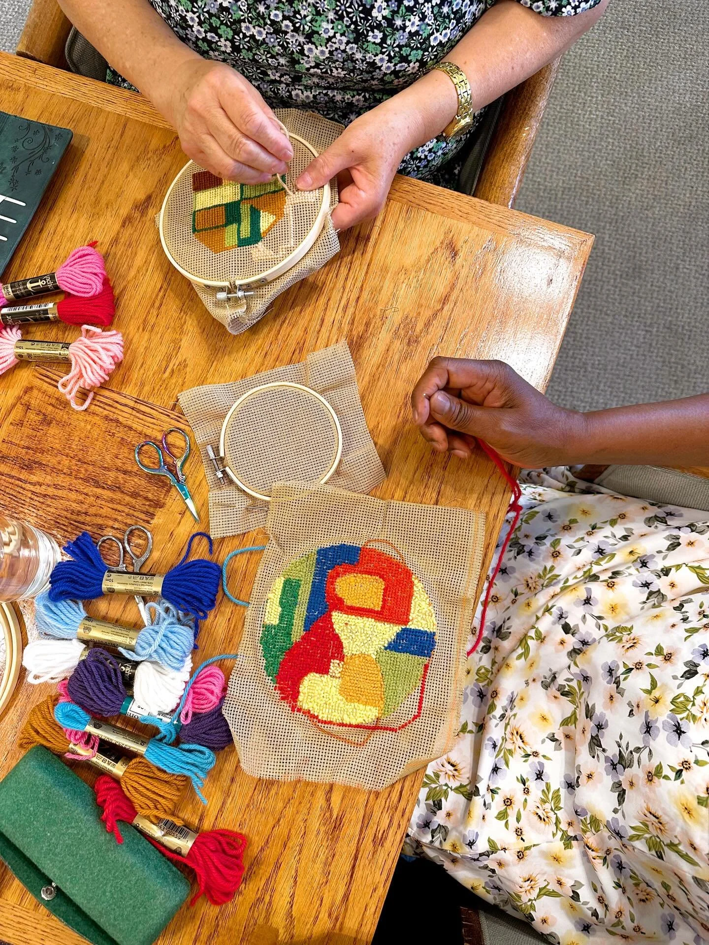 Another gorgeous morning with Refugee &amp; Migrant Network Sutton. More needlepoint converts! 
.
.
.
.
.
.

#creativelifehappylife #calledtobecreative  #creativeworkshop #artworkshop #textileart