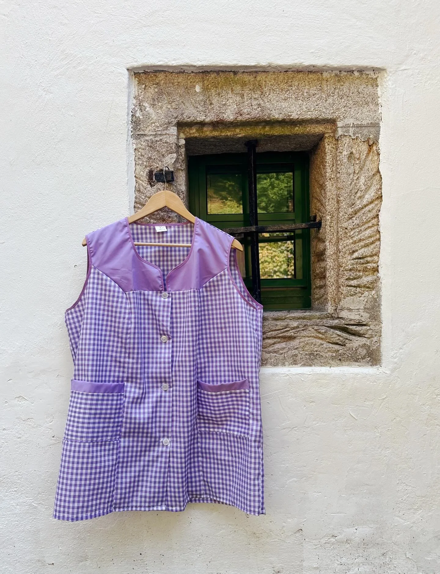 I have a new painting pinny - similar to the one featured in &ldquo;Gemma Dancing in the Kitchen (2). I keep finding myself inspired by Galician ladies (see 3-9 - photos taken @museodopobo - and when I say &ldquo;keep&rdquo; I mean on and off for the