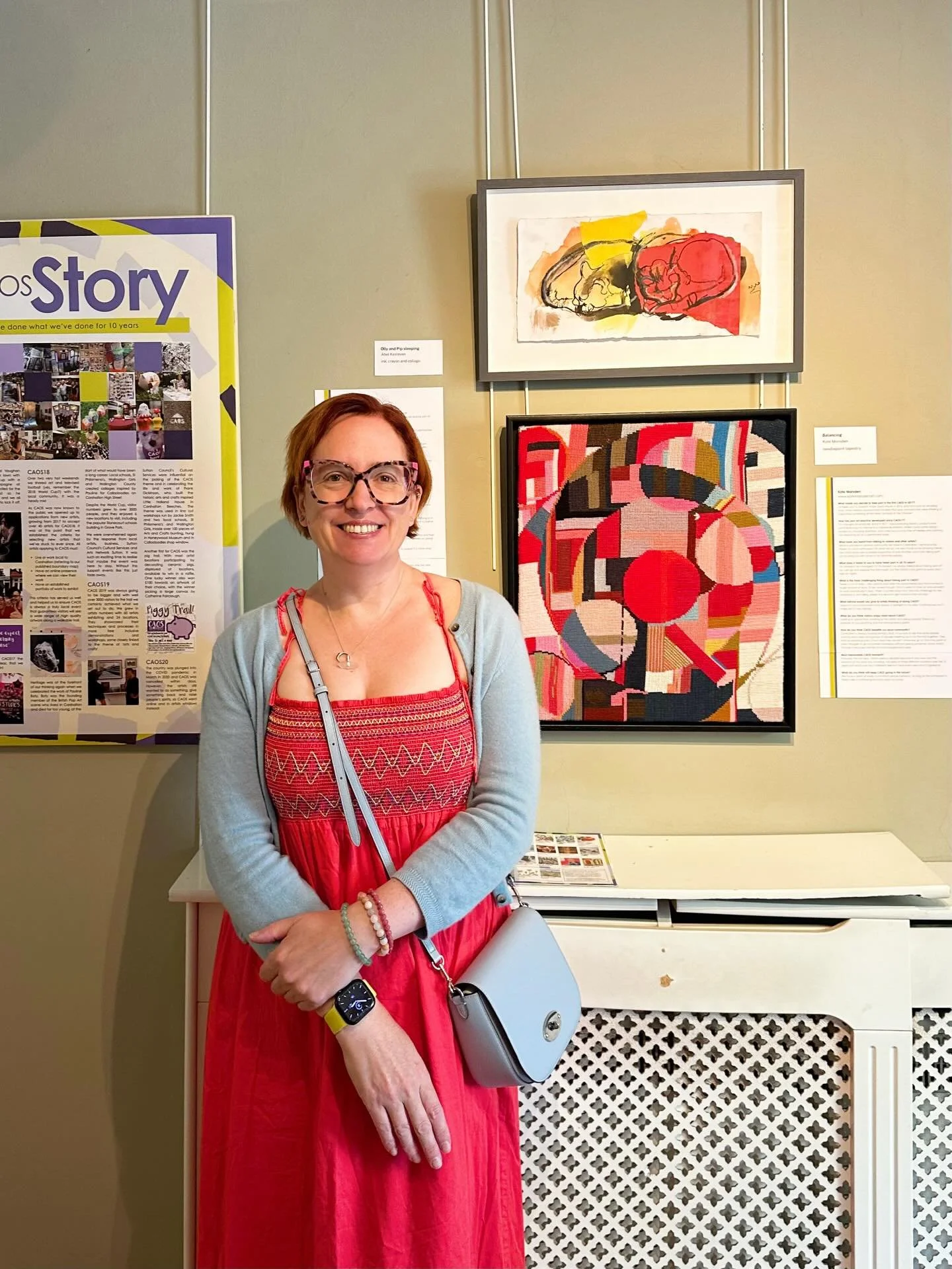 Finally made it to see my work in the @carshalton_artists 10th anniversary show @honeywoodmuseum - thank you so much for the photo @samiartstyle xx 
.
.
.
.
.
.
.
#CAOSArt26 #Carshalton #textileart #fibreart #contemporarytextiles