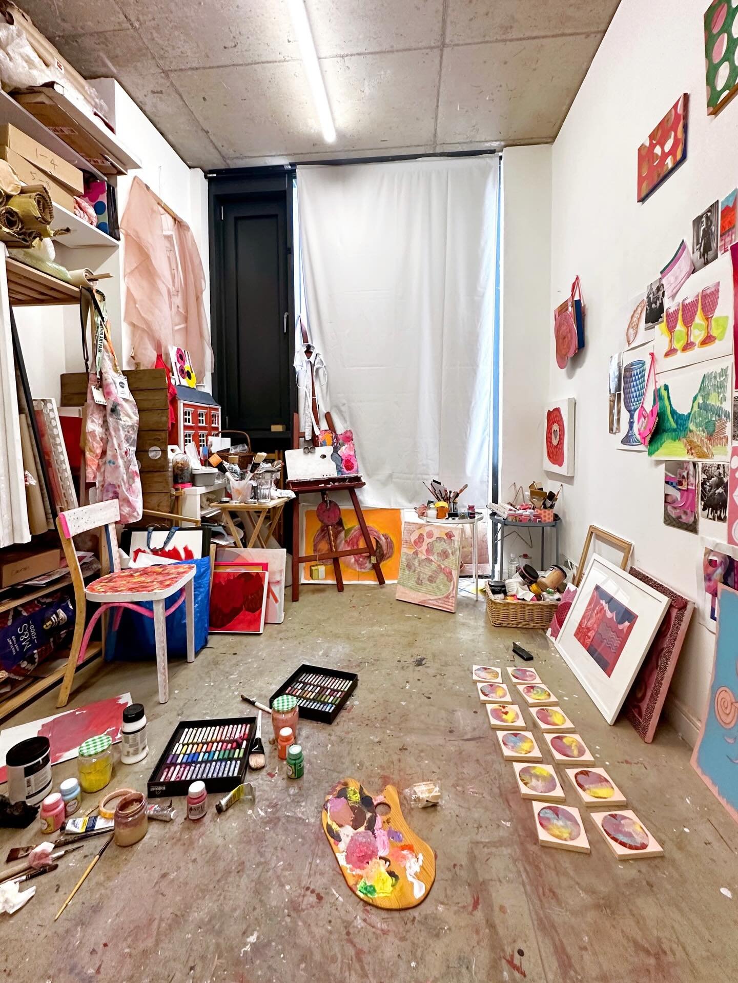 My Week in Art - still juggling holidays but finally getting back to it!

(1) Back in the studio! 
(2) A little colour mixing exercise to get me back into painting after a break (my students know how much I LOVE ❤️ doing this).
(3) Seeking out new st