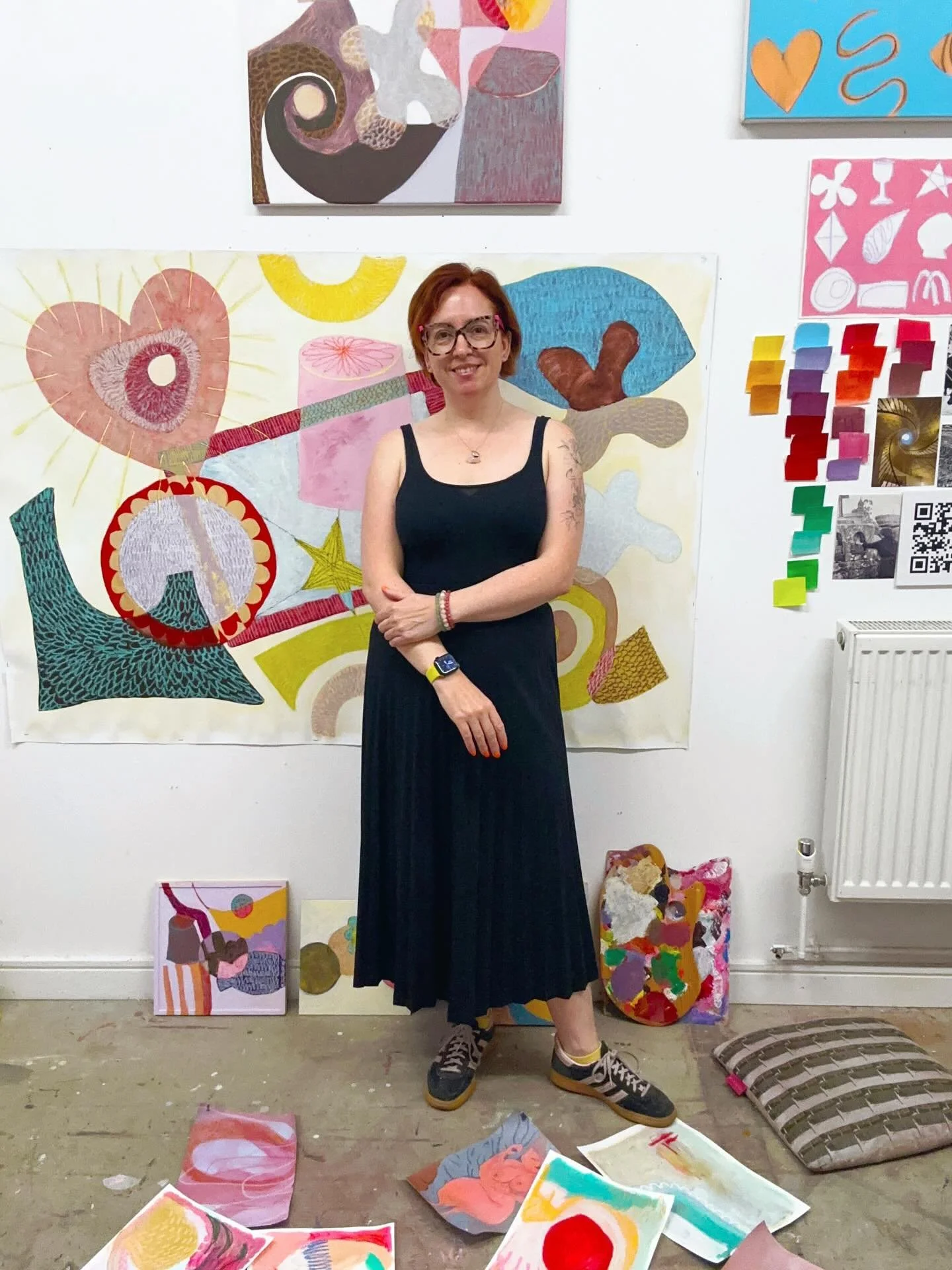 Time for a new studio photo. Celebrating the fact that my 16 year old assistant tidied up in here for me last weekend (he&rsquo;ll want paying at some point 😂😂). 
.
.
.
.
.
.
.
#artiststudio #artstudio #contemporaryart #artistlife #womenartists