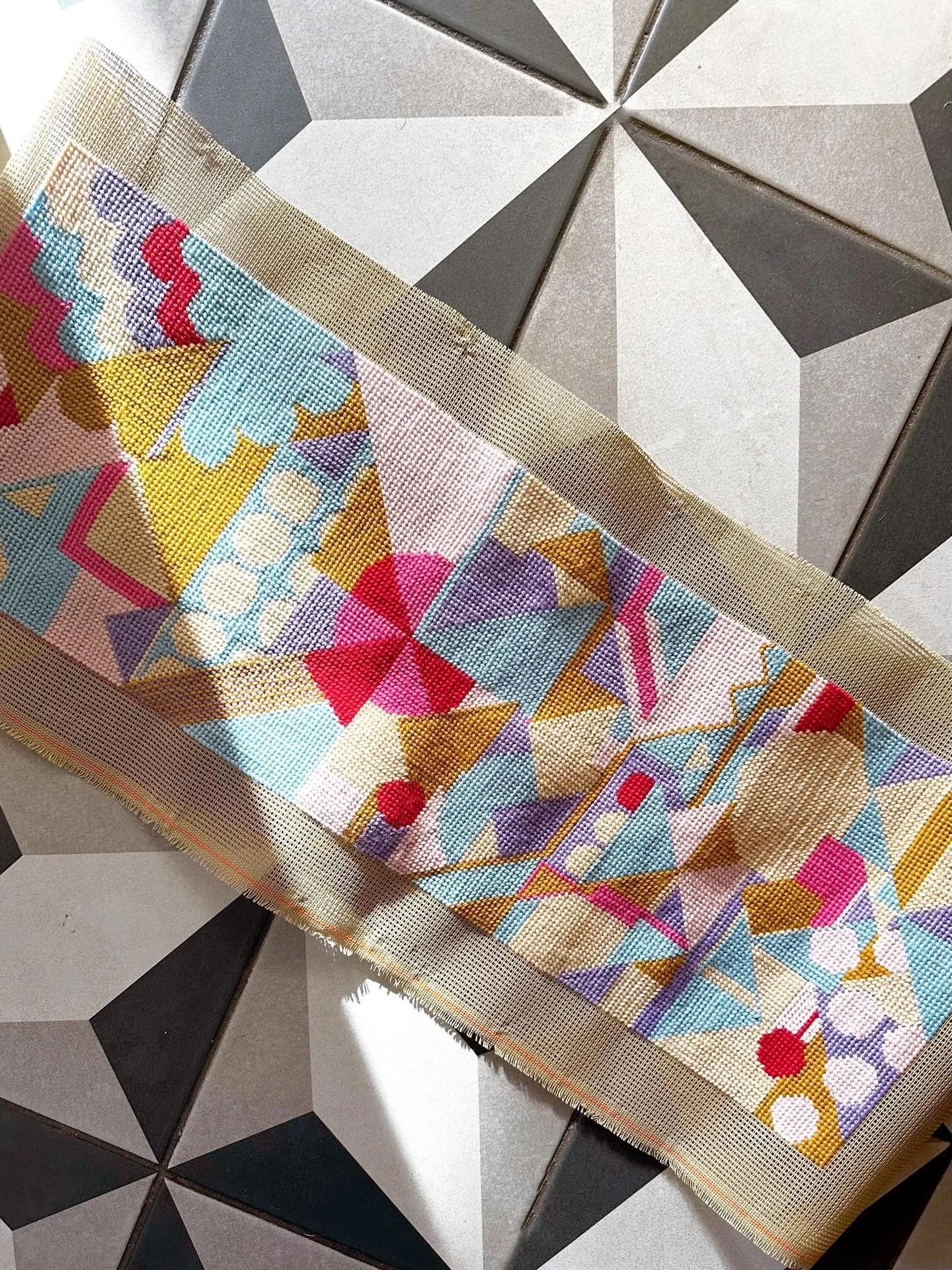 My Week in Art

(1) Finishing a tapestry
(2) Starting a tapestry 
(3) and (4) Bridget Riley at work
(5) Sorting out in the studio 
(6) Prep for work next week 
(7) Packing and labelling 
(8) Private View @sprout_arts_london 
(9) Invigilating @sprout_