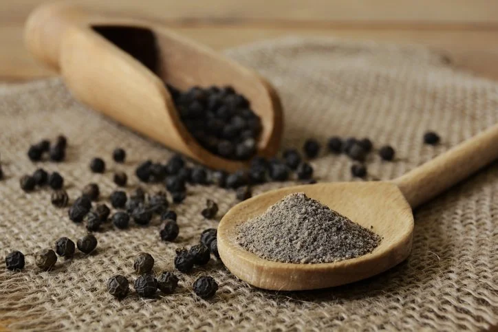 Whole and ground black pepper