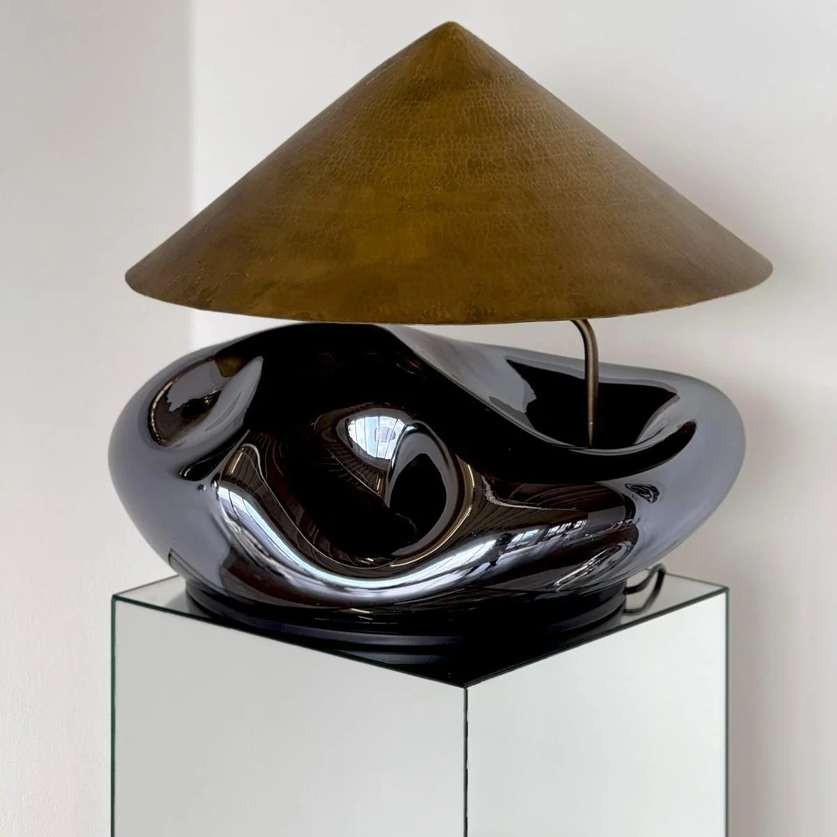 Where art meets light. This lamp doesn&rsquo;t just glow &mdash; it sculpts space.