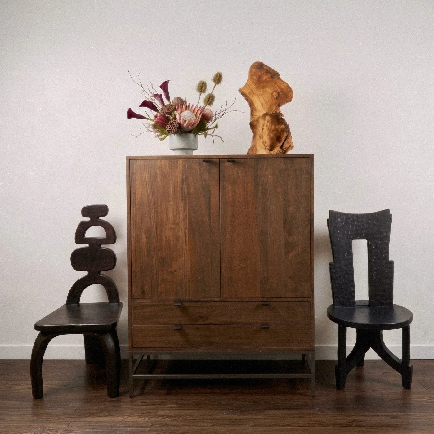 Why have boring extra seating when your dining room can double as a gallery moment. These sculptural chairs feel less like &ldquo;spares&rdquo; and more like functional art quietly holding court between dinners. 🖤 Wooden silhouettes, rich texture, a