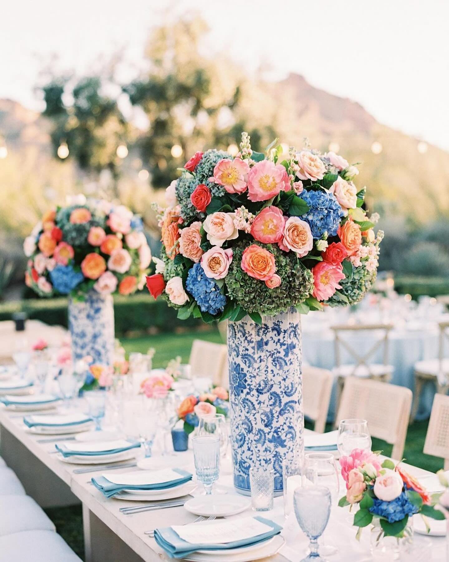 Take a look at all the amazing colors in this gorgeous floral display captured by @maryclaire_photography 🎞️