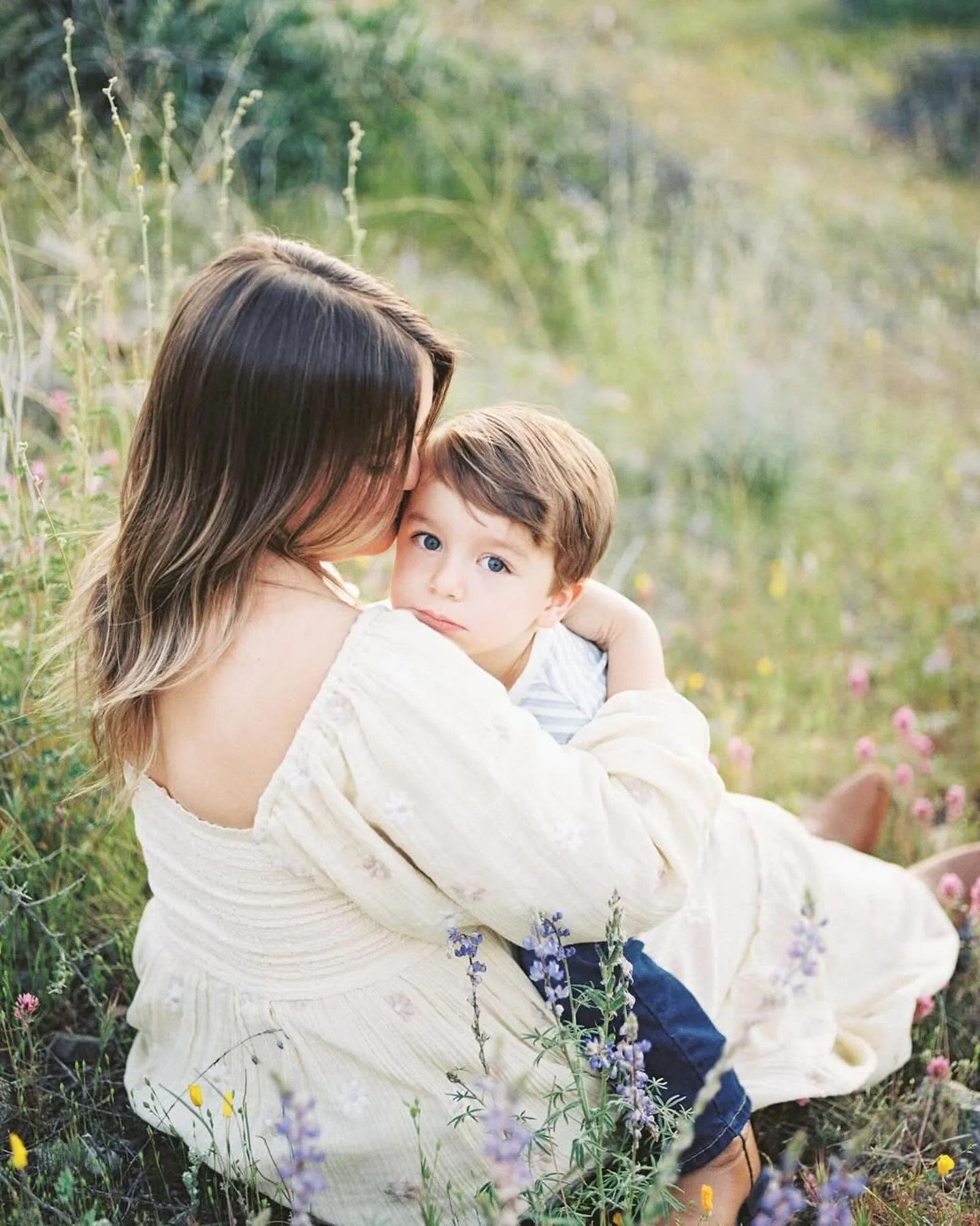 The dreamiest tones in this precious shot from @bethanyrosephoto 🎞️