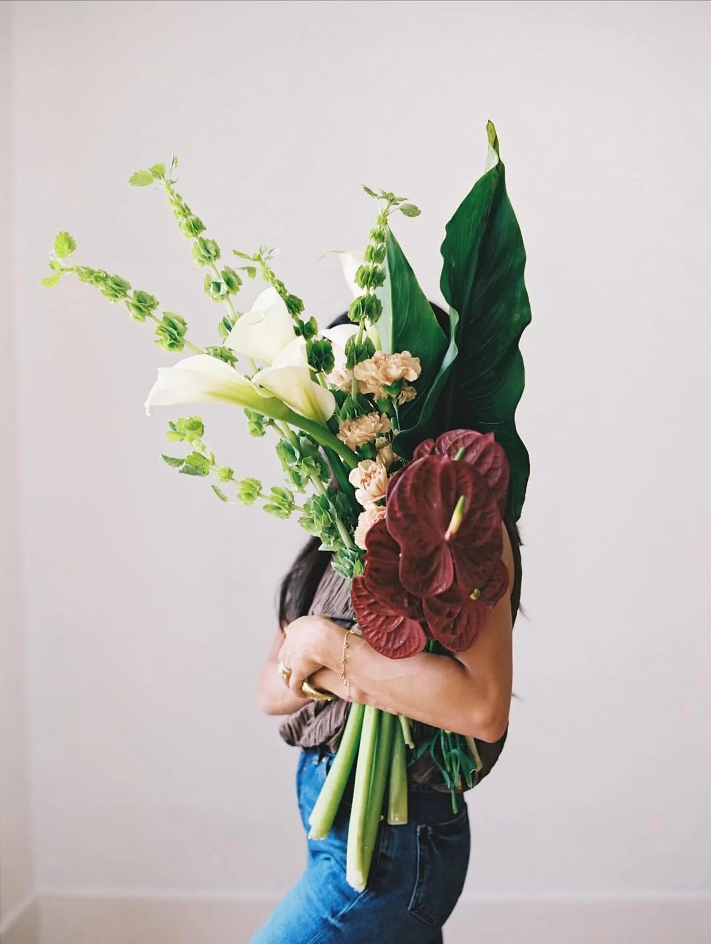 These florals deserve all the attention 💐 Gorgeous photos captured by @elizabethreyphoto 🎞️