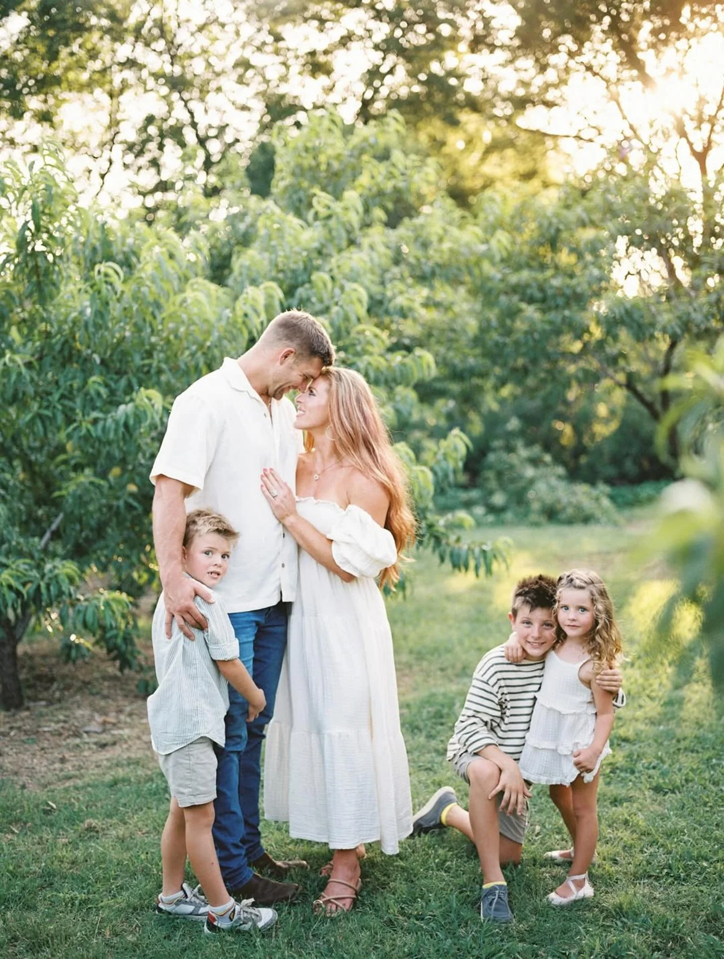 Happy #filmfriday ✨ Bringing you the dreamiest tones  from this sweet family session captured by @kaylamariphotography 🎞️